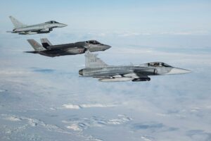 一架德国空军台风战斗机、一架皇家丹麦空军F-35和一架皇家瑞典空军格里芬战斗机于2026年2月共同在冰岛上空巡逻。捍卫北欧地区免受不断演变的威胁正成为北约的一项关键任务。 (图片来源：Forsvarvets Mediearkiv)