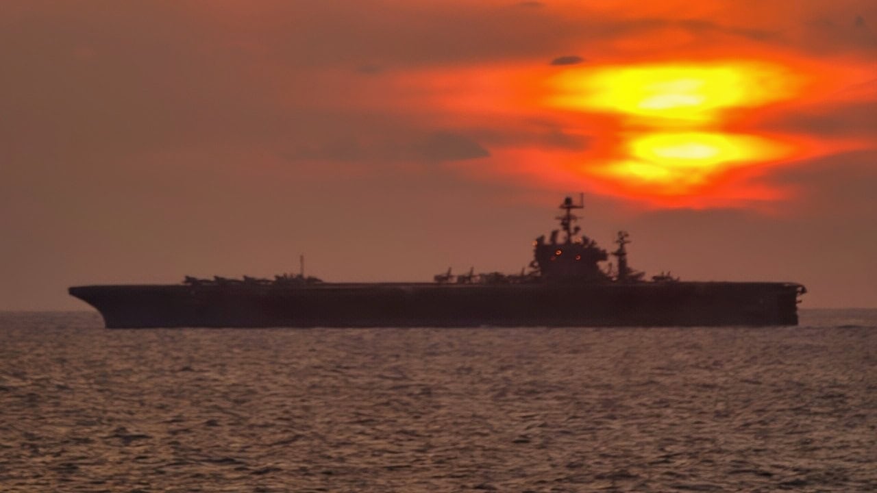 尼米兹级航母西奥多·罗斯福号(CVN 71)在波斯湾日落时航行。罗斯福号及其搭载的第八舰载航空联队(CVW-8)目前正在进行定期部署,开展海上安全行动。美国海军照片,由二级摄影师马修·巴什拍摄(发布)