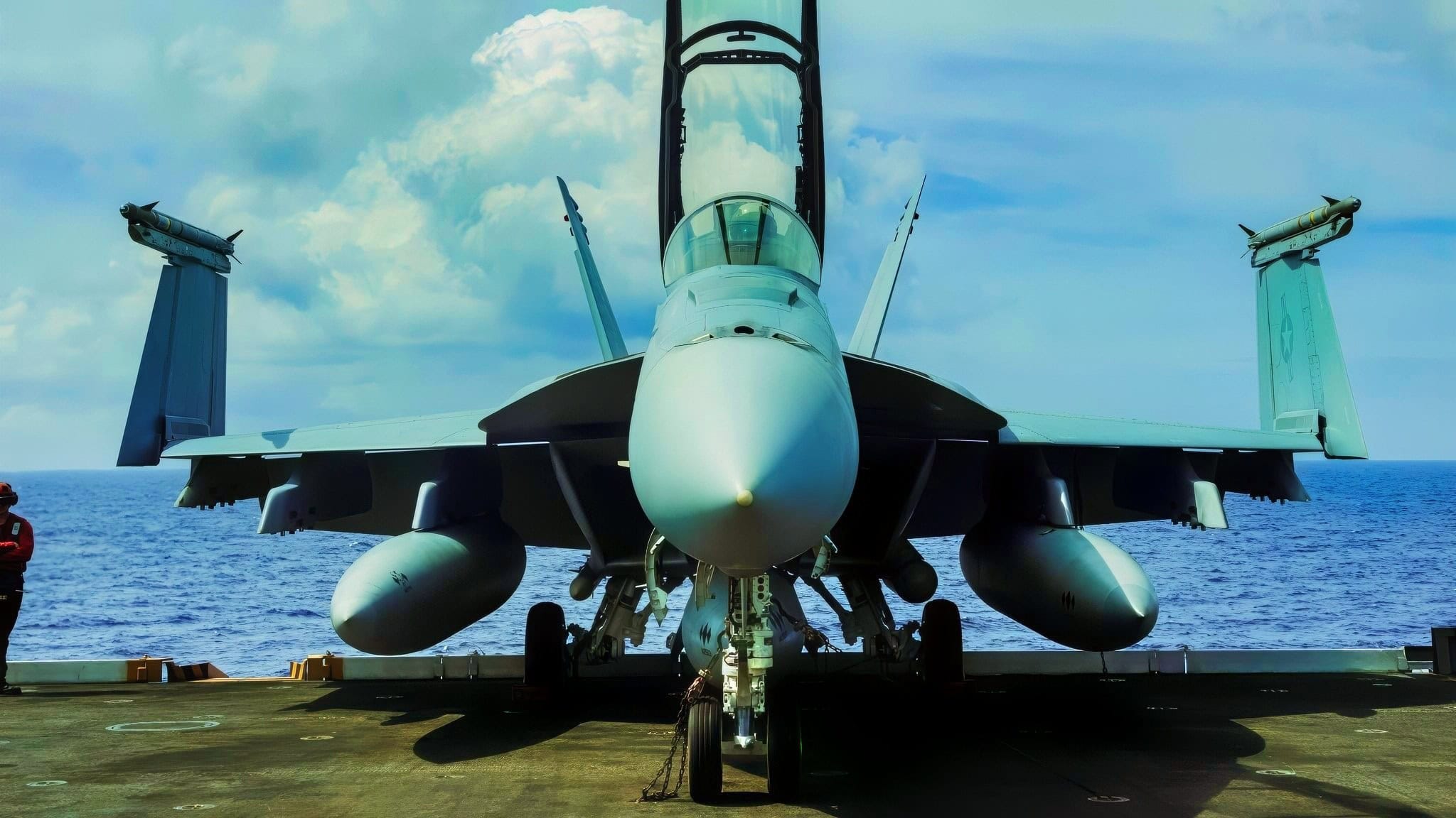 蒂姆·维茨舰长，尼米兹级航空母舰乔治·华盛顿号（CVN 73）指挥官，2025年11月24日在南海航行时爬上F/A-18F超级大黄蜂，该机隶属于攻击战斗机中队（VFA）102。乔治·华盛顿号是美国海军的首要前方部署航空母舰，是美国致力于维护自由开放的印太地区的长期象征，同时与美国海军最大编号舰队的盟友和伙伴一起行动。(美国海军照片由二级通讯专家杰弗里·L·奥廷格提供)