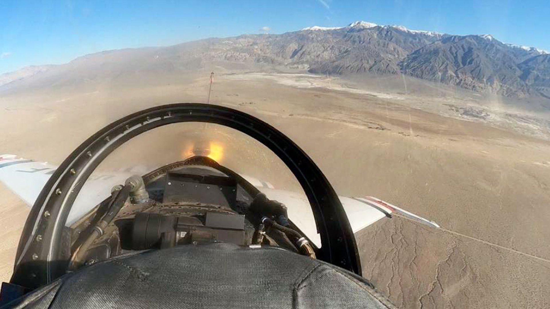 一台面向后方的视频摄像机记录了空军Thunderbird F-16在发动机发生灾难性故障的瞬间，几分钟后导致坠毁。