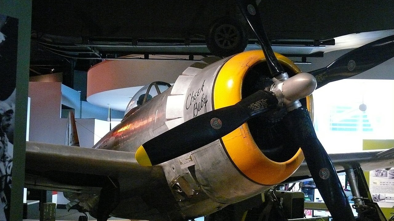 共和国P-47雷电在航空摇篮博物馆。共和国P-47雷电是历史上最大的、最重的、最昂贵的单活塞发动机战斗机。P-47在空战中表现出色，但在地面攻击中尤其擅长。P-47N是最后一种生产的雷电变种。它被设计为B-29超级堡垒轰炸机的护航战斗机，执行对日本本土的轰炸任务。