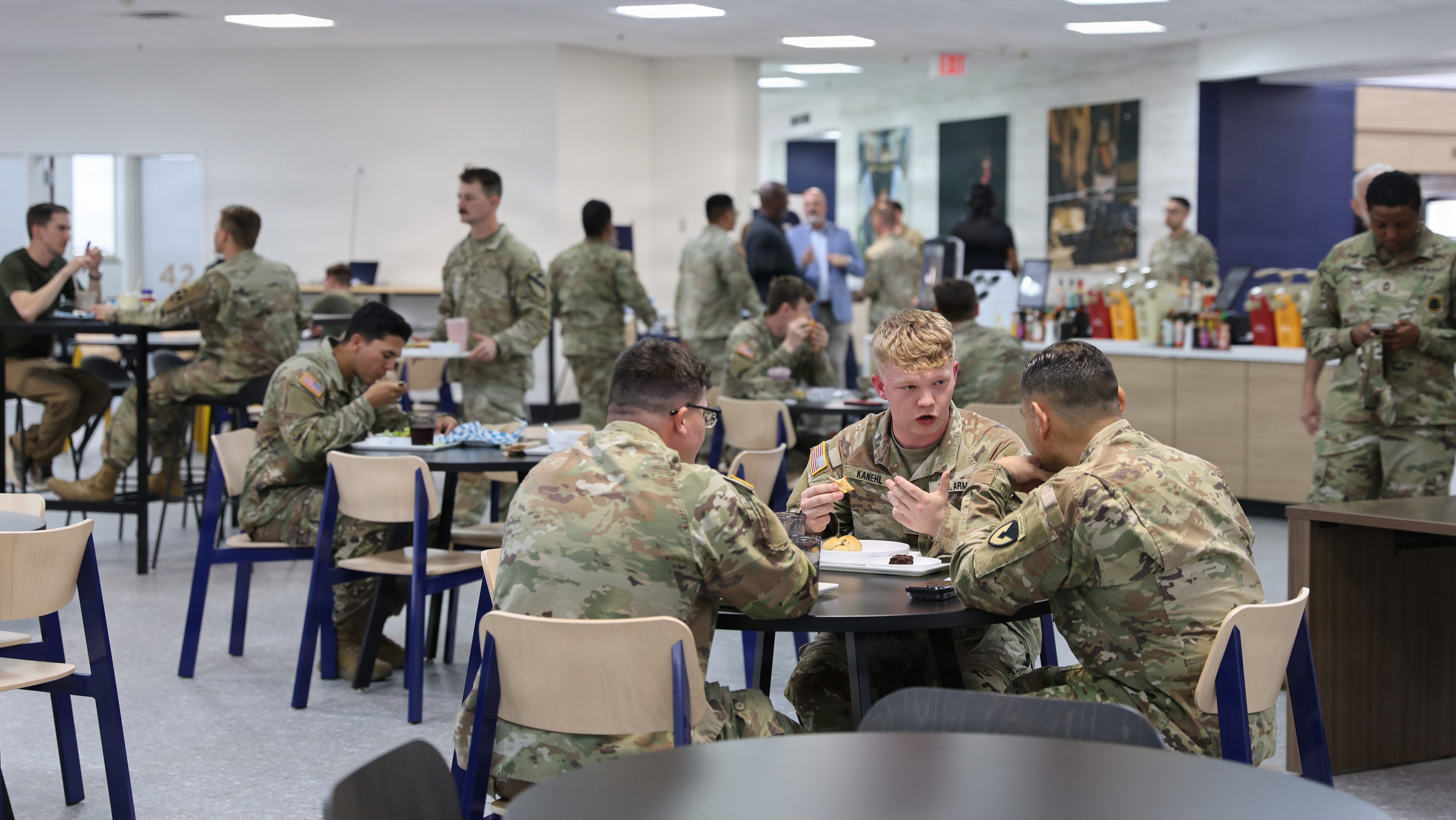 士兵们在德克萨斯州胡德堡的42 Bistro一起就餐，这是陆军首个校园风格餐饮场所。CSDV试点通过利用行业专家的经验，改变了陆军为士兵提供餐饮的方式，提供更多的食品选择、更好的服务、氛围和营业时间。
