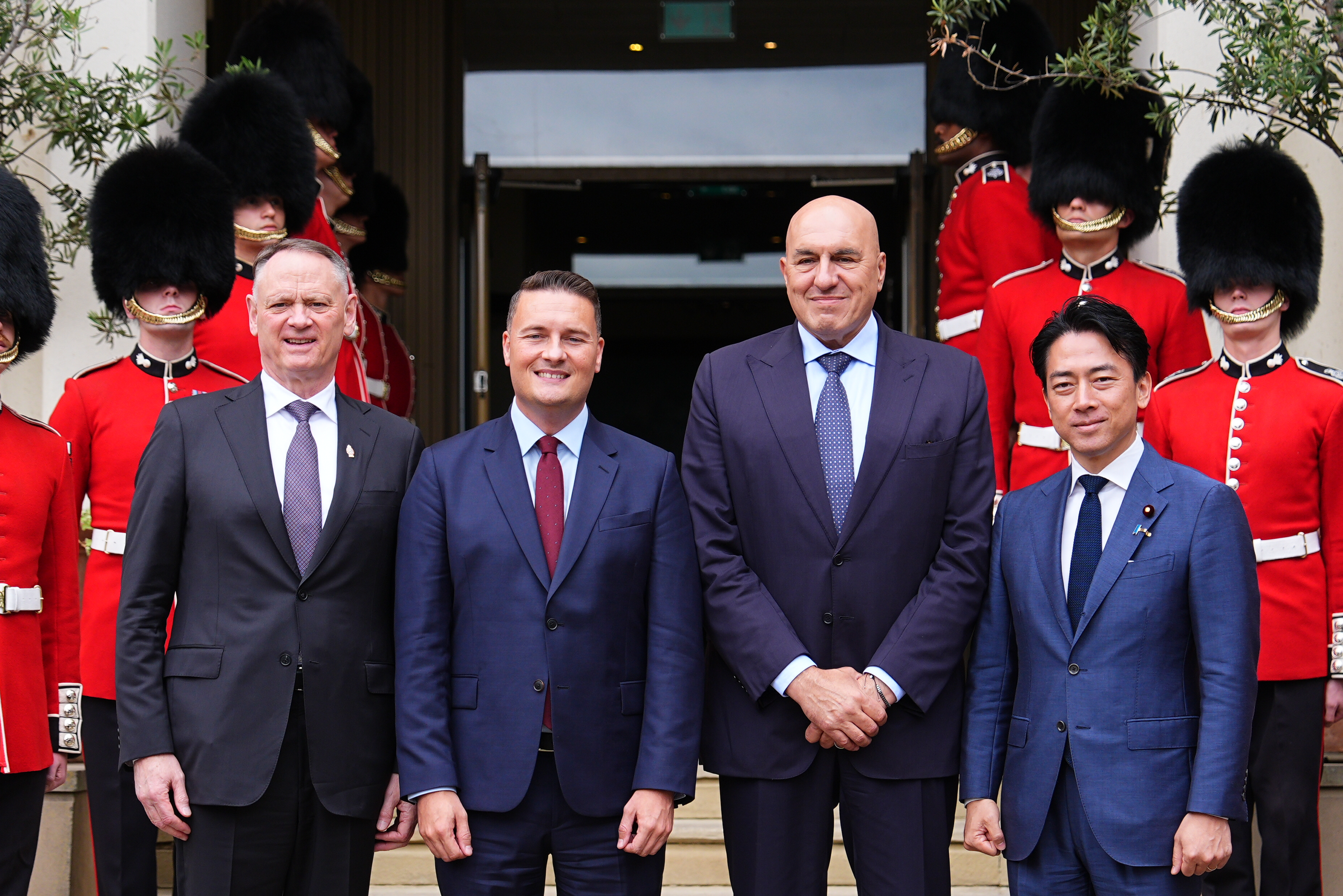 （从左到右）加拿大国防部长大卫·麦金提，英国国防部长韦斯·斯特里廷，意大利国防部长圭多·克罗塞托和日本国防部长小泉进次郎在2026年7月21日于伦敦威灵顿军营举行的全球作战空中计划（GCAP）仪式上合影。 （亚伦·乔恩 - WPA Pool/Getty Images）
