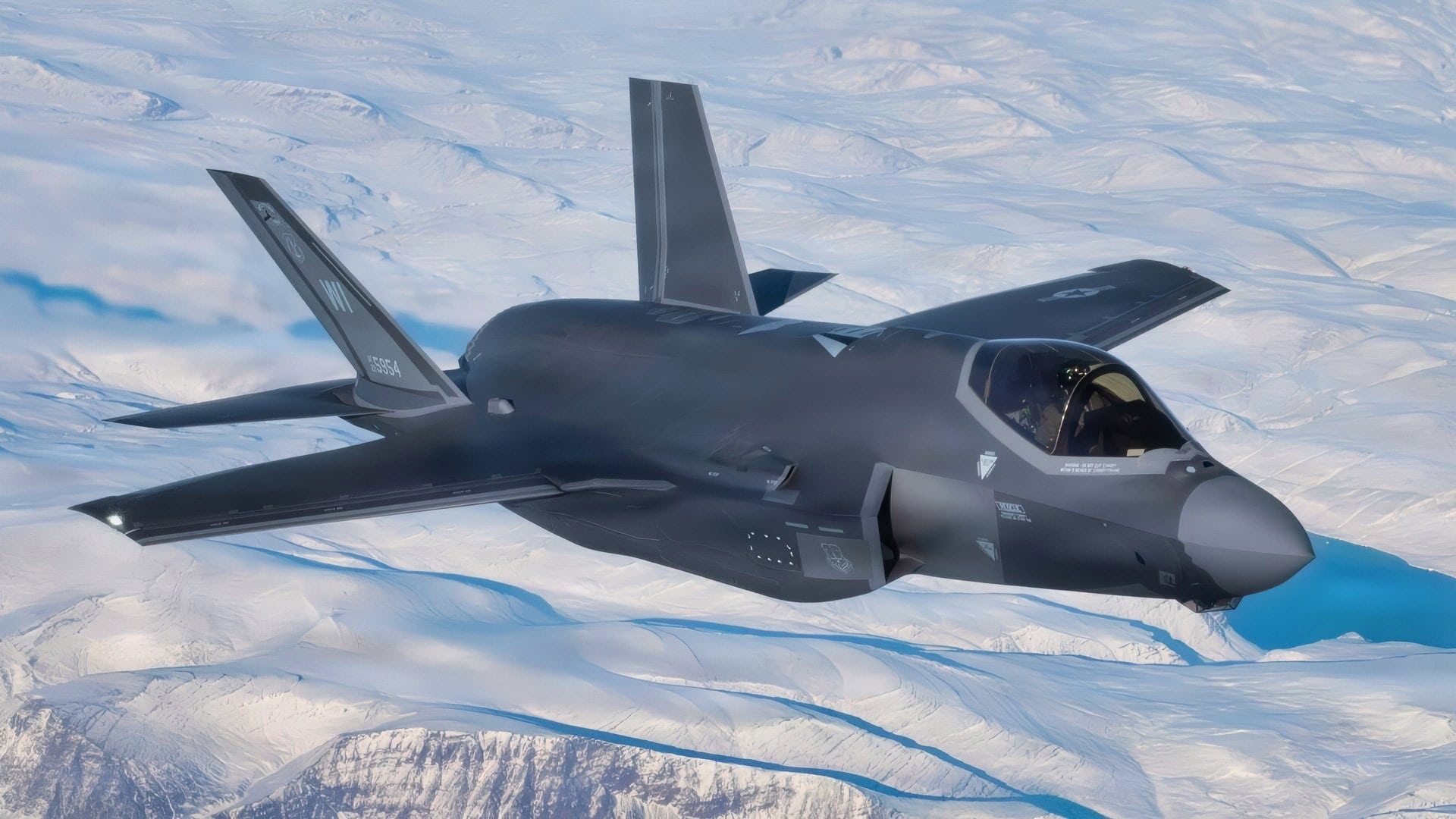 一架北美空天防御司令部的F-35闪电II战机与威斯康星州国民警卫队第115战斗机联队在2025年10月9日飞越格林兰时的飞行状态。在北极地区的作战提供了克服动态和严酷环境中后勤障碍所需的灵活性和适应性。作为丹麦王国的一部分，格林兰在北美防御中长期发挥着重要作用，这增强了北美空天防御司令部保护大陆免受当今威胁和新兴挑战的能力。(美国空军国民警卫队照片，由二等中尉卡梅隆·刘易斯拍摄)