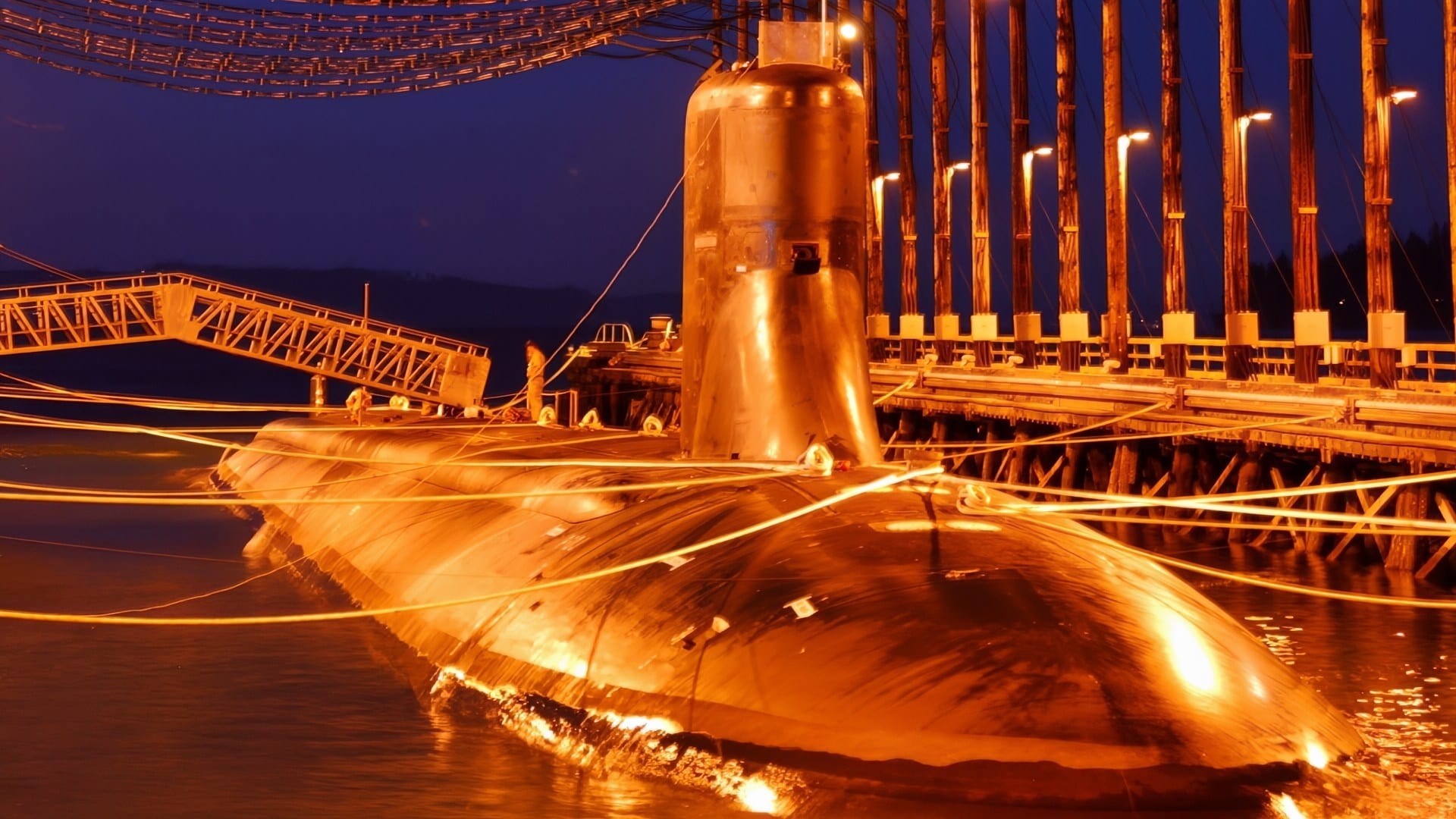 （2006年8月16日）- USS Jimmy Carter（SSN 23）于8月16日在基萨普海军基地的磁静音设施停泊，进行首次“去磁”处理。去磁过程减少了潜艇在水中航行时的电磁特征。美国海军摄影师MCCM(AW)杰瑞·麦克莱恩（Jerry McLain）拍摄（发布）