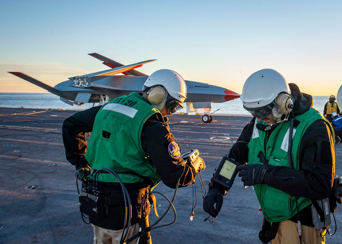 MQ-25 Stingray无人机在五角大楼武器延迟中停靠在航母甲板上