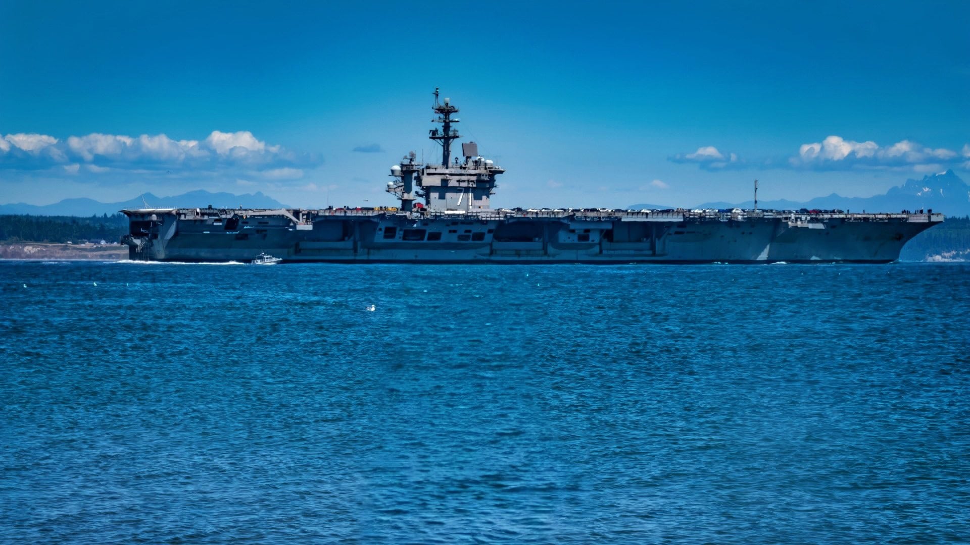 航母 USS Theodore Roosevelt (CVN 71) 在 2021 年 7 月 22 日抵达华盛顿州布雷默顿的基策普海军基地之前经过沃登堡。