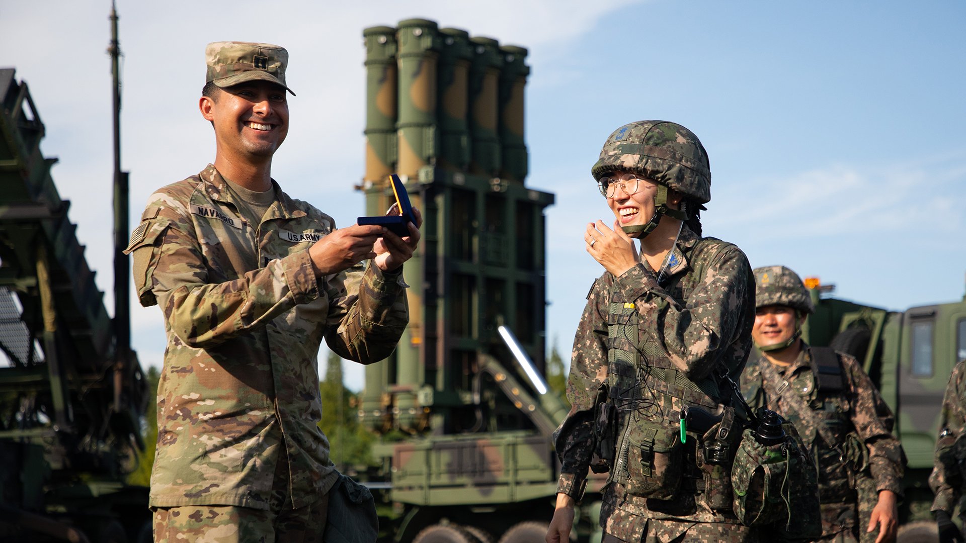 美韩士兵在联合演习中导弹防御发射器旁