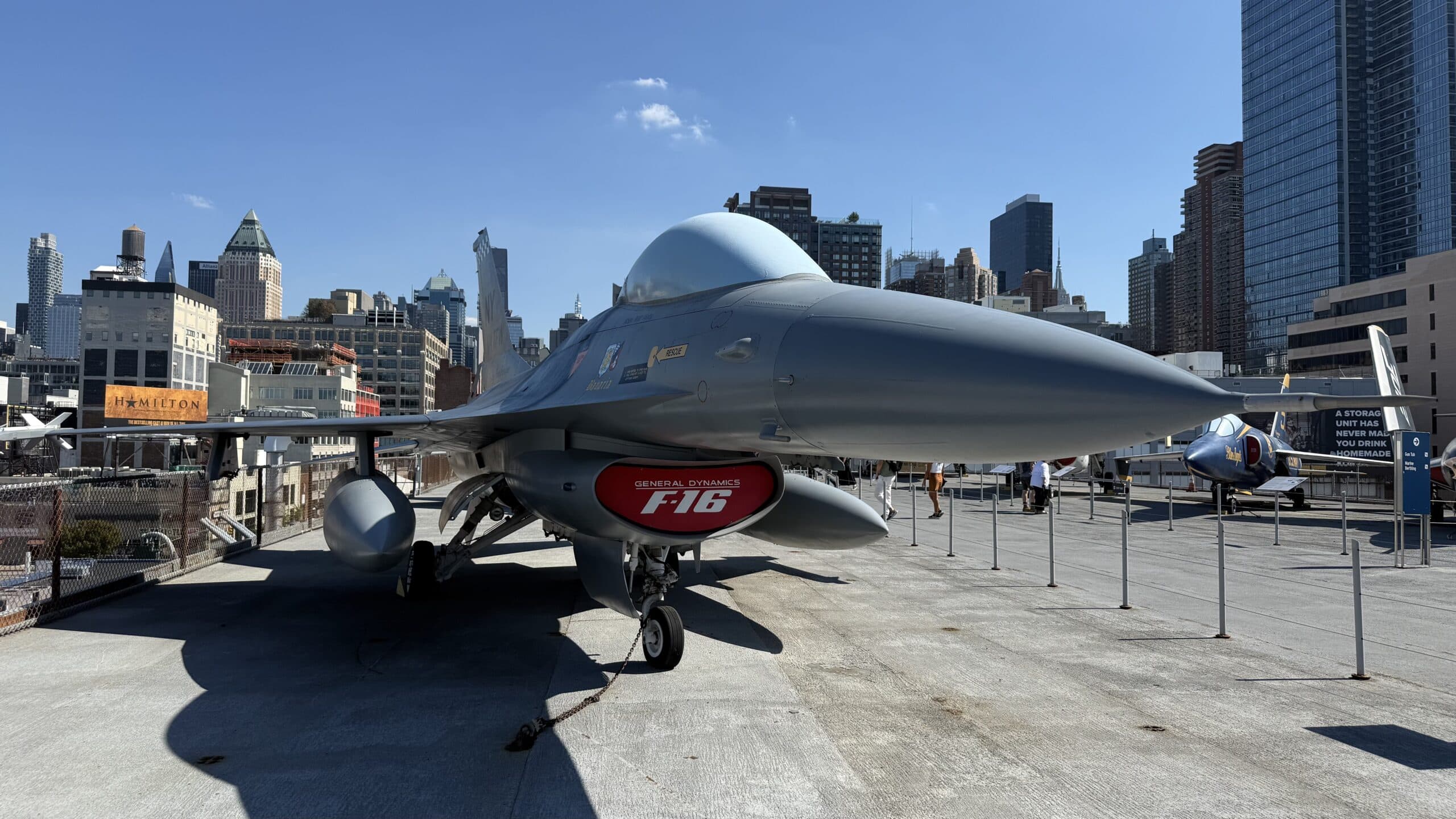 F-16在USS Intrepid的飞行甲板上。19FortyFive.com 图片。