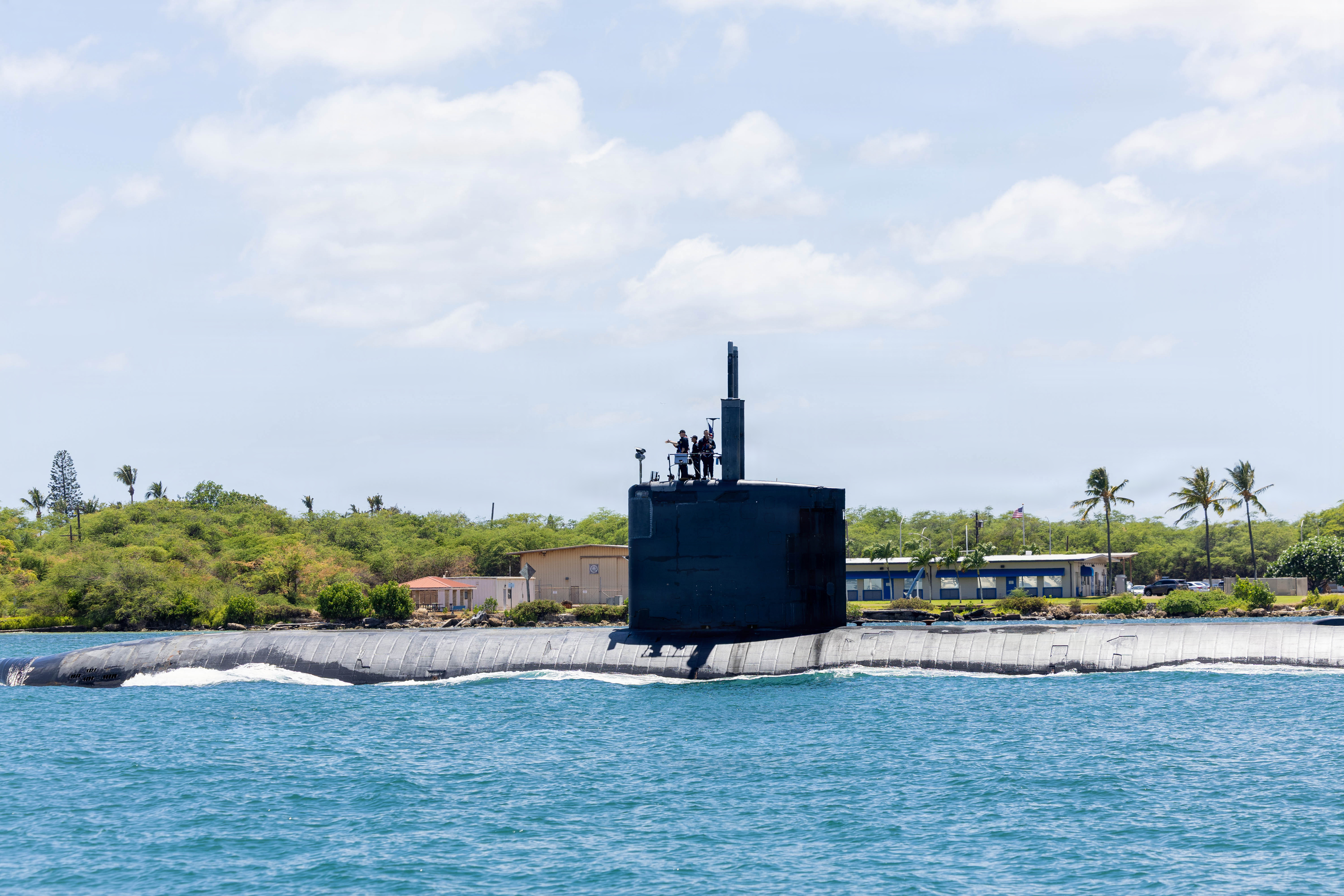 Los Angeles-class fast-attack submarine USS Charlotte departs Joint Base Pearl Harbor-Hickam, Hawaii, to begin the sea phase of Exercise Rim of the Pacific 2026, on July 7, 2026. (MCS2 Mark Bergado/U.S. Navy)