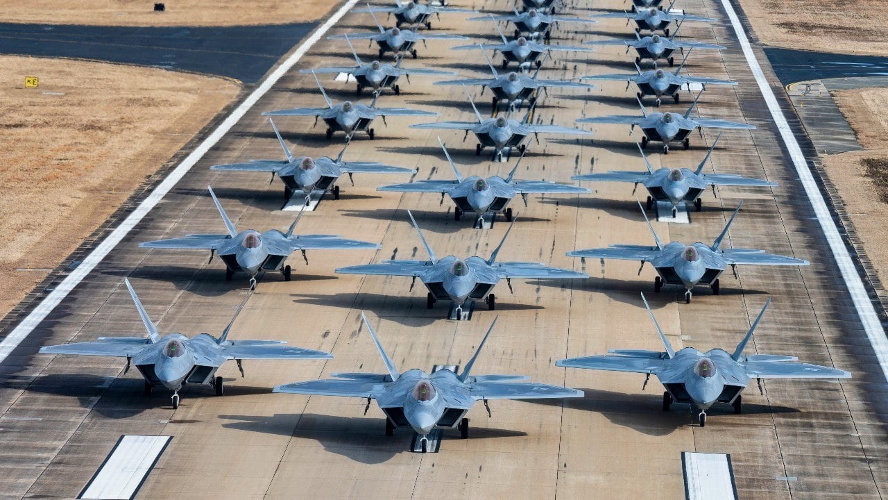 F-22猛禽战斗机大象步
