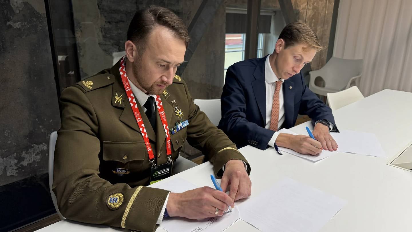 Estonian Defence Forces officials discussing European security and defence resilience