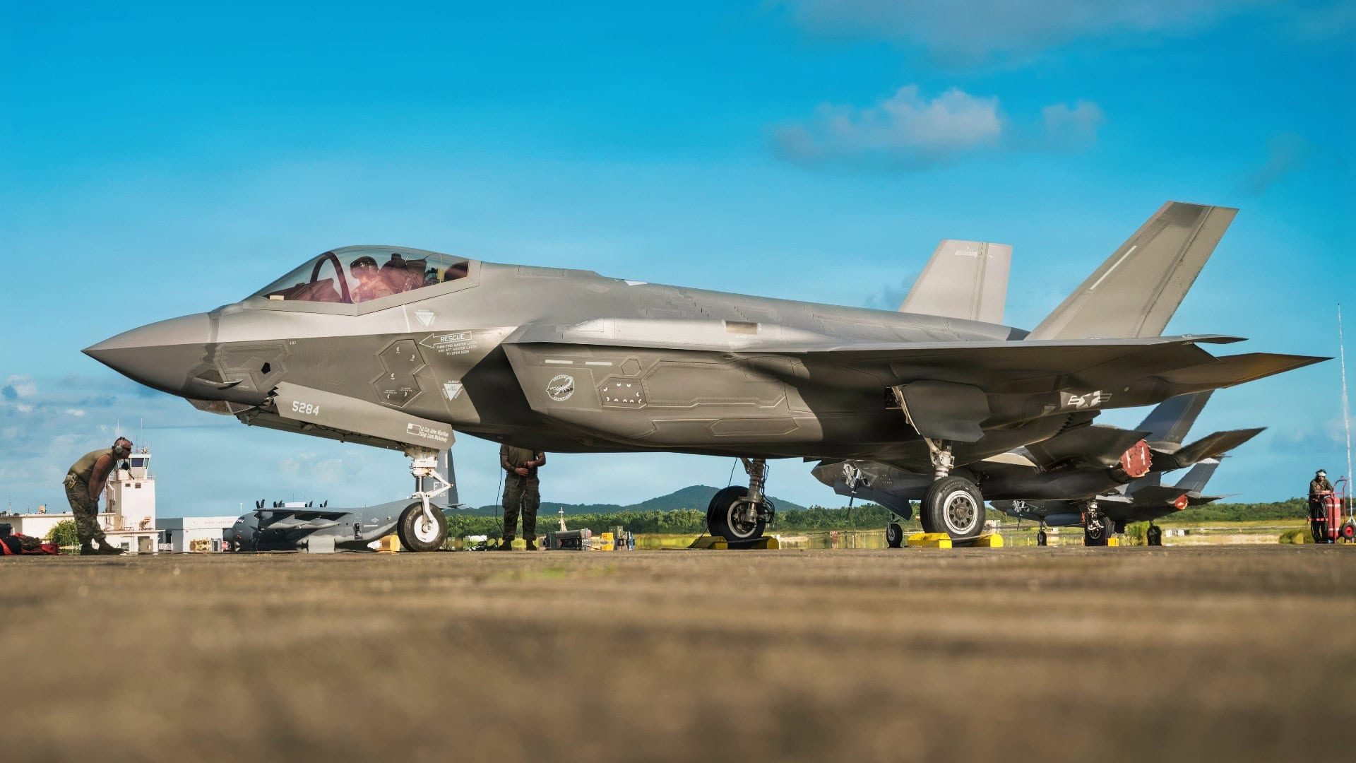 美国空军机组长在F-35A闪电II战斗机首次抵达波多黎各塞伊巴后进行飞行后维护，2025年12月20日。美国军队被部署到加勒比地区，以支持美国南方司令部的任务、战争部指挥的行动，以及总统优先事项，以打击非法毒品贩运和保护祖国。（美国空军照片）