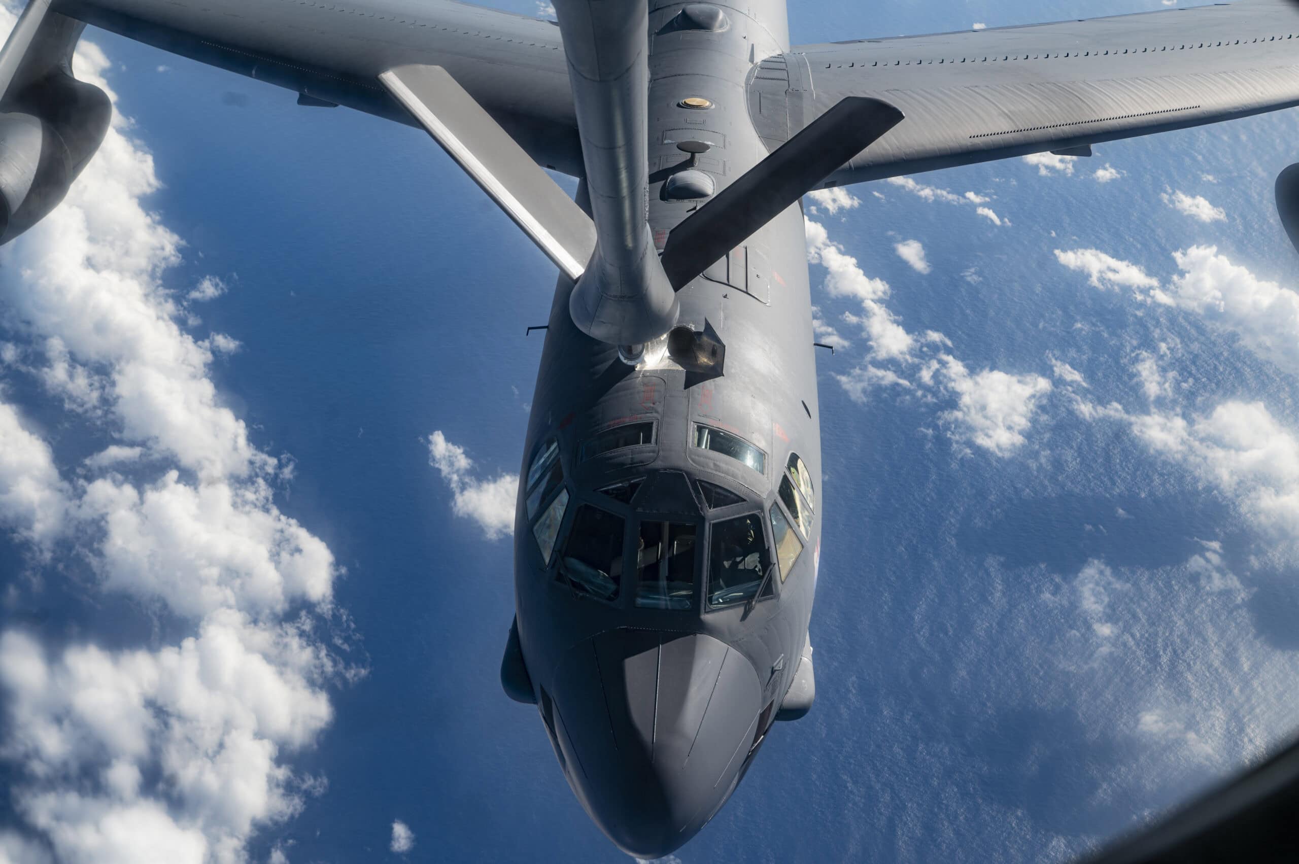 来自华盛顿费尔柴尔德空军基地的美国空军KC-135加油机在2022年12月17日的太平洋轰炸机任务中为来自路易斯安那州巴克斯代尔空军基地的B-52轰炸机加油。轰炸机任务小组的任务通过展示美国空军在全球任何地方的作战能力，增强了联合部队的致命性。(美国空军照片，由二等军官阿里亚娜·威尔金森拍摄)