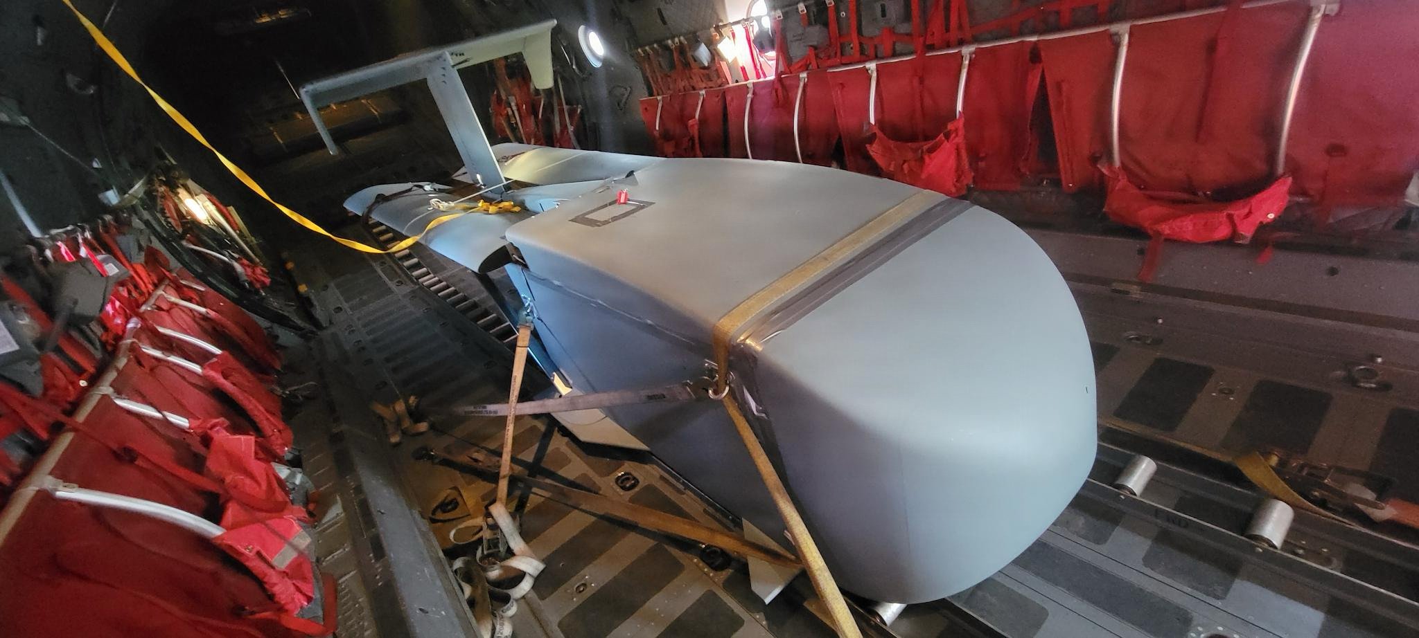 一架蚱蜢自主空中补给车辆准备从罗马尼亚C-27飞机上降落，演示于2026年5月18日在北马其顿克里沃拉克附近的特洛伊足迹26演习中。特洛伊足迹是一个关键的双年训练活动，旨在通过联合和多国合作，增强盟友的威慑能力和维护地区安全。蚱蜢系统是一种空中平台，旨在在争夺环境中扩展远程、低成本、精确的补给能力。（图片来源）