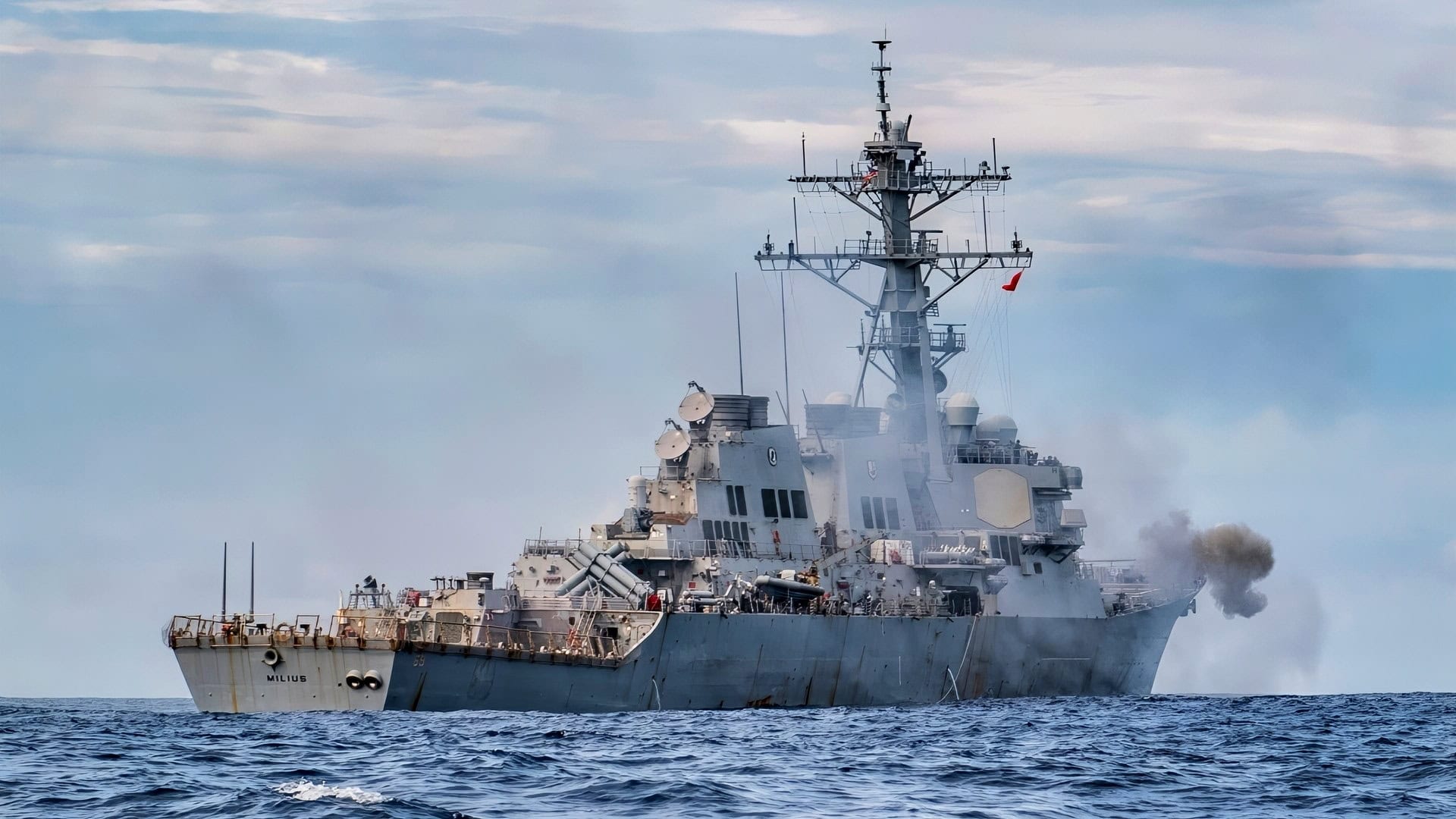 南海（2019年11月24日）阿利·伯克级导弹驱逐舰USS Milius（DDG 69）在实弹射击演习中从舰首发射Mark 45 5英寸炮。Milius正在进行印太地区的行动，隶属于驱逐舰中队（DESRON）15，这是海军最大的前方部署驱逐舰中队，也是美国第七舰队的主要水面作战力量。（美国海军照片，通讯专家二级士官泰勒·迪马尔蒂诺拍摄）