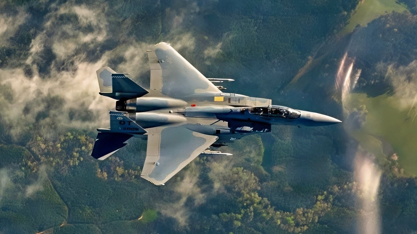 一架美国空军F-15EX鹰II战斗机，隶属于佛罗里达州埃格林空军基地，在2026年3月23日的东南美国上空执行训练任务。第96测试联队和第53联队对该平台进行下一代生存能力、雷达、传感器和网络能力的开发和操作测试系列。(美国空军照片，摄影：布雷克·怀尔斯中士)