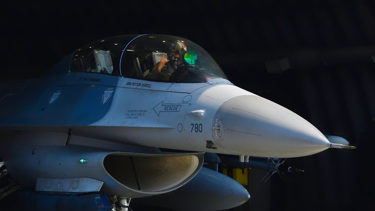Ukraine F-16 fighter jet air defense mission against Russian aircraft