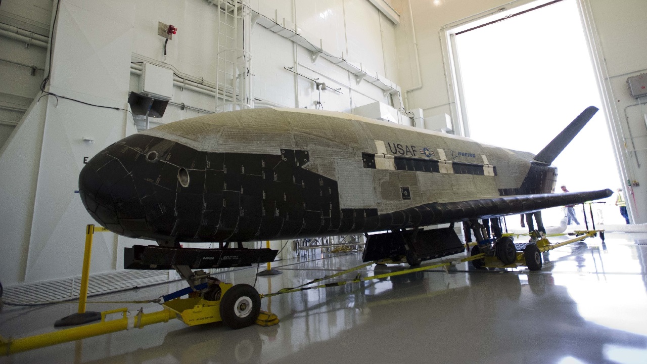 X-37B轨道测试飞行器（OTV），空军的无人可重复使用航天飞机，于6月16日早上5:48（太平洋夏令时间）在范登堡空军基地着陆。OTV-2于2011年3月5日从佛罗里达州的卡纳维拉尔角空军基地发射，在其任务期间进行了469天的轨道实验。X-37B是最新和最先进的再入航天器。由空军快速能力办公室管理，X-37B项目执行风险降低、实验和可重复使用航天器技术的作战概念开发。（照片来源：波音）