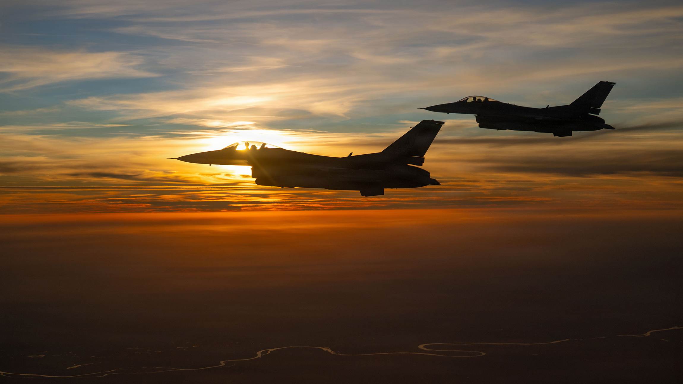 两架美国空军F-16战斗机与一架KC-135加油机在美国中央司令部责任区上空飞行，2025年12月30日。F-16在执行空中作战任务、威慑侵略和参与更广泛的安全行动中发挥了关键作用。(美国空军照片，技术中士尼古拉斯·蒙特莱昂拍摄)
