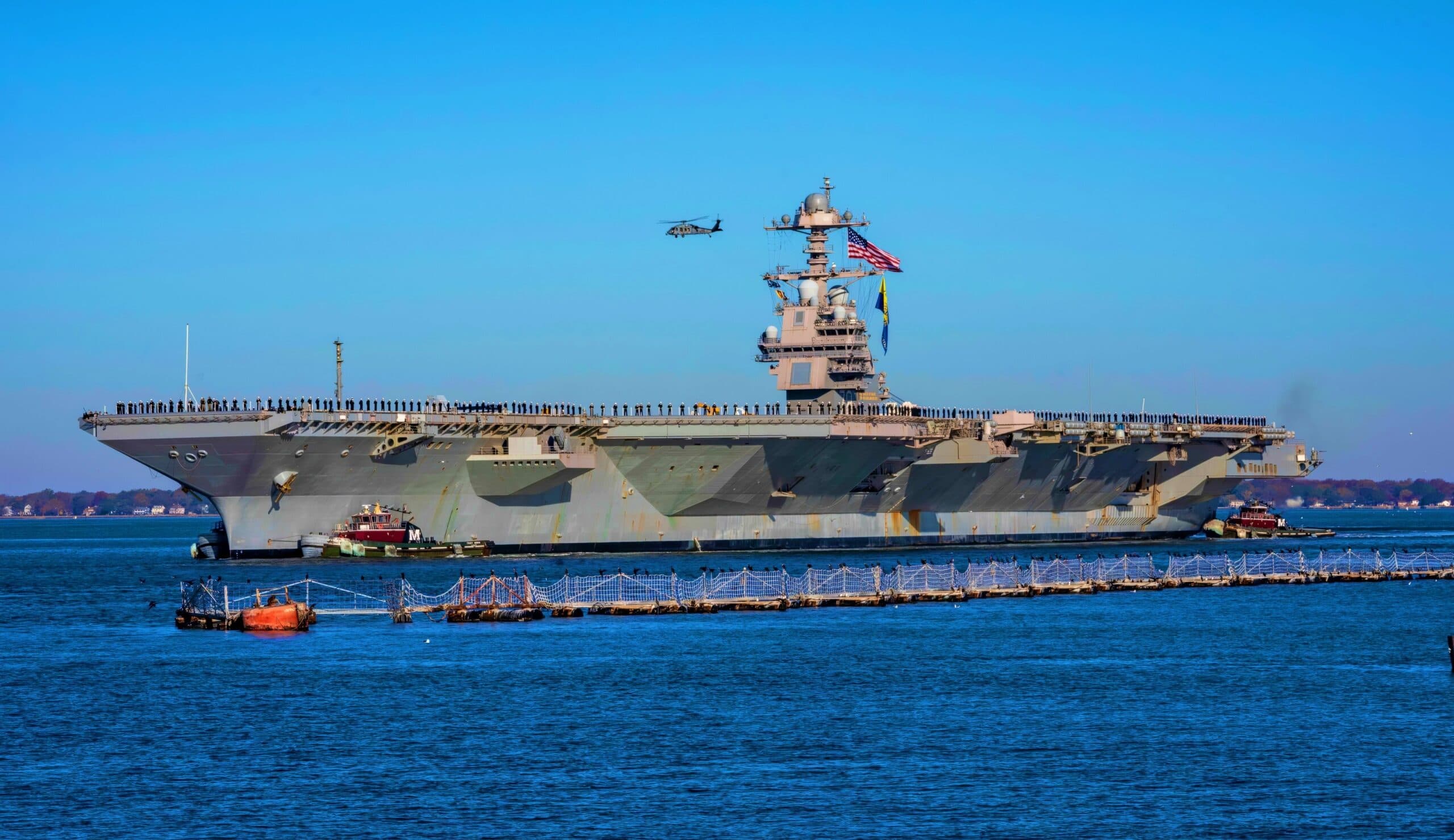 诺福克（2022年11月26日）“杰拉尔德·R·福特”号航母（CVN 78）在完成与“杰拉尔德·R·福特”航母打击群（GRFCSG）首次部署到大西洋后的返回诺福克海军基地，时间为11月26日。GRFCSG在与盟友和合作伙伴的定期部署后返回诺福克海军基地，旨在建立战略关系，促进大西洋地区的稳定与无冲突，同时展示美国海军最先进的航母级别。（美国海军照片/视频，通讯专业一等兵Nathan T. Beard）