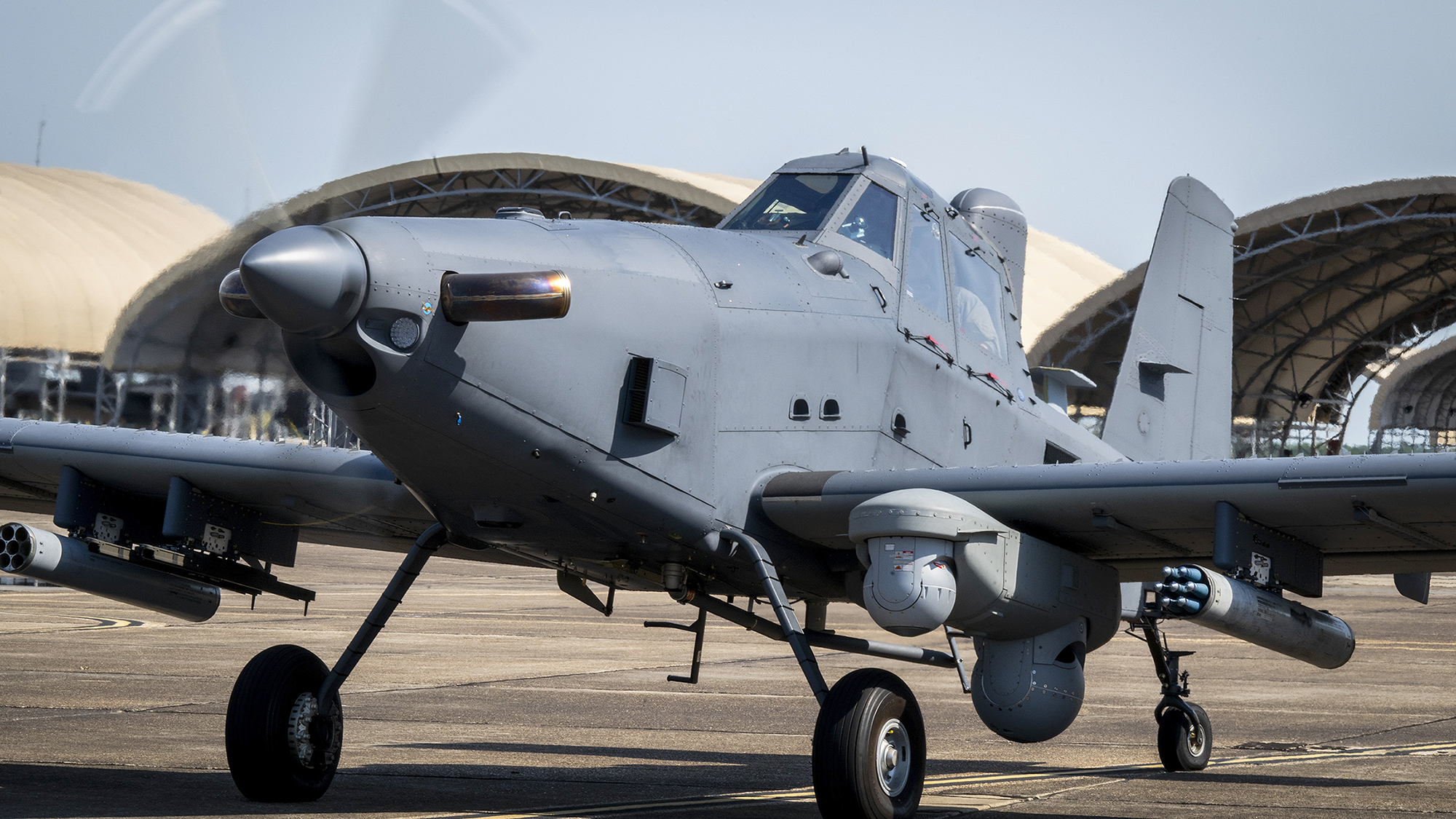 一架OA-1K Skyraider II于2025年6月25日在佛罗里达州埃格林空军基地准备起飞。新型空军特种作战司令部飞机正在与第96测试联队和美国特种作战司令部进行开发测试。（美国空军照片，摄影：塞缪尔·金）