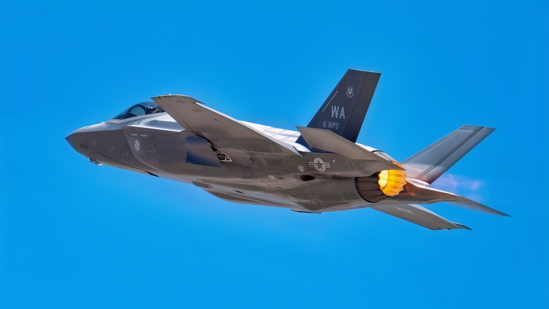 一架F-35A闪电II战斗机，第6武器中队（WPS），于2019年7月18日从内利斯空军基地起飞。第6 WPS是美国空军武器学校唯一专门训练F-35A的中队。（美国空军由一等兵布莱恩·古思里拍摄）