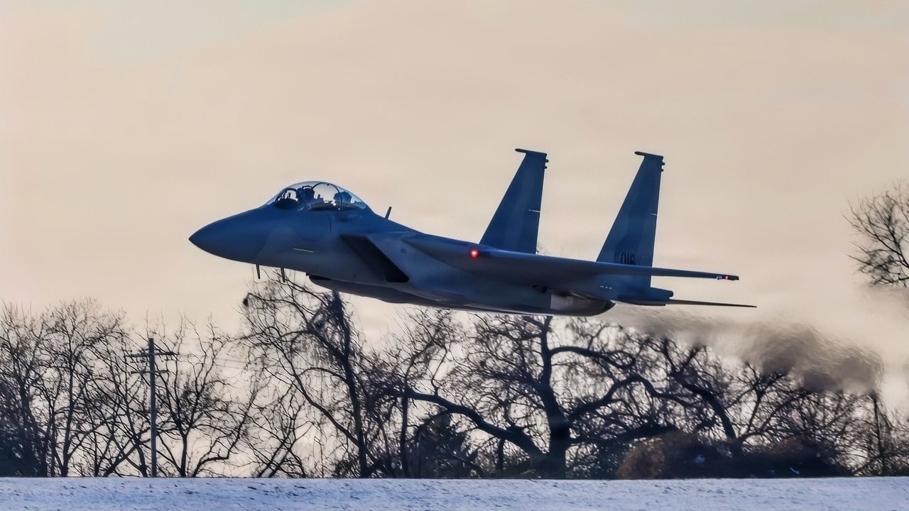 一架F-15EX离开前往波特兰空军国民警卫队基地。美国空军与波音公司和国防合同管理局合作，已恢复向波特兰空军国民警卫队基地交付F-15EX鹰II，克服了近期的生产延误。(图片来源)