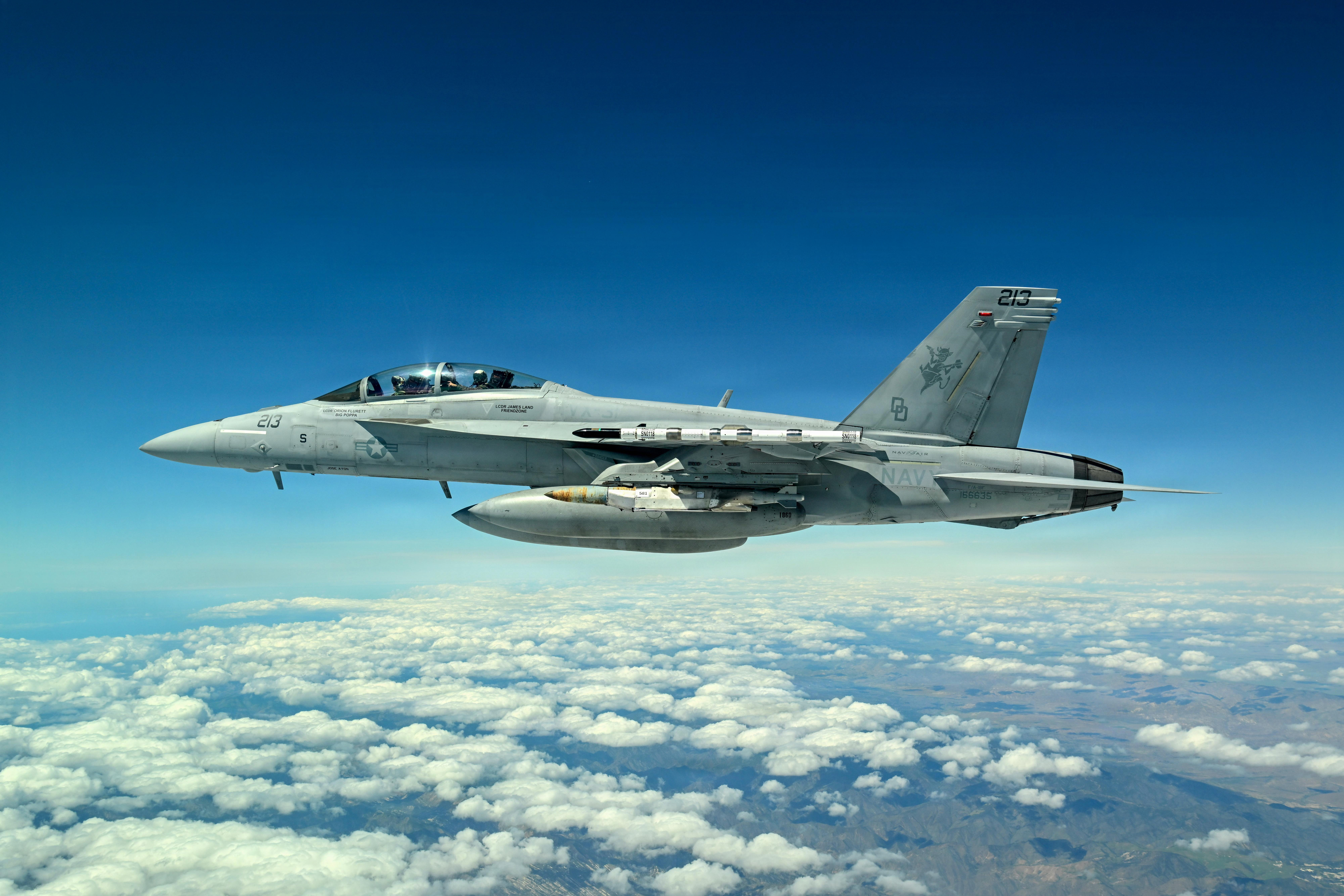 一架海军F/A-18在四月初的测试中携带新的JDAM-LR变体。(美国海军)