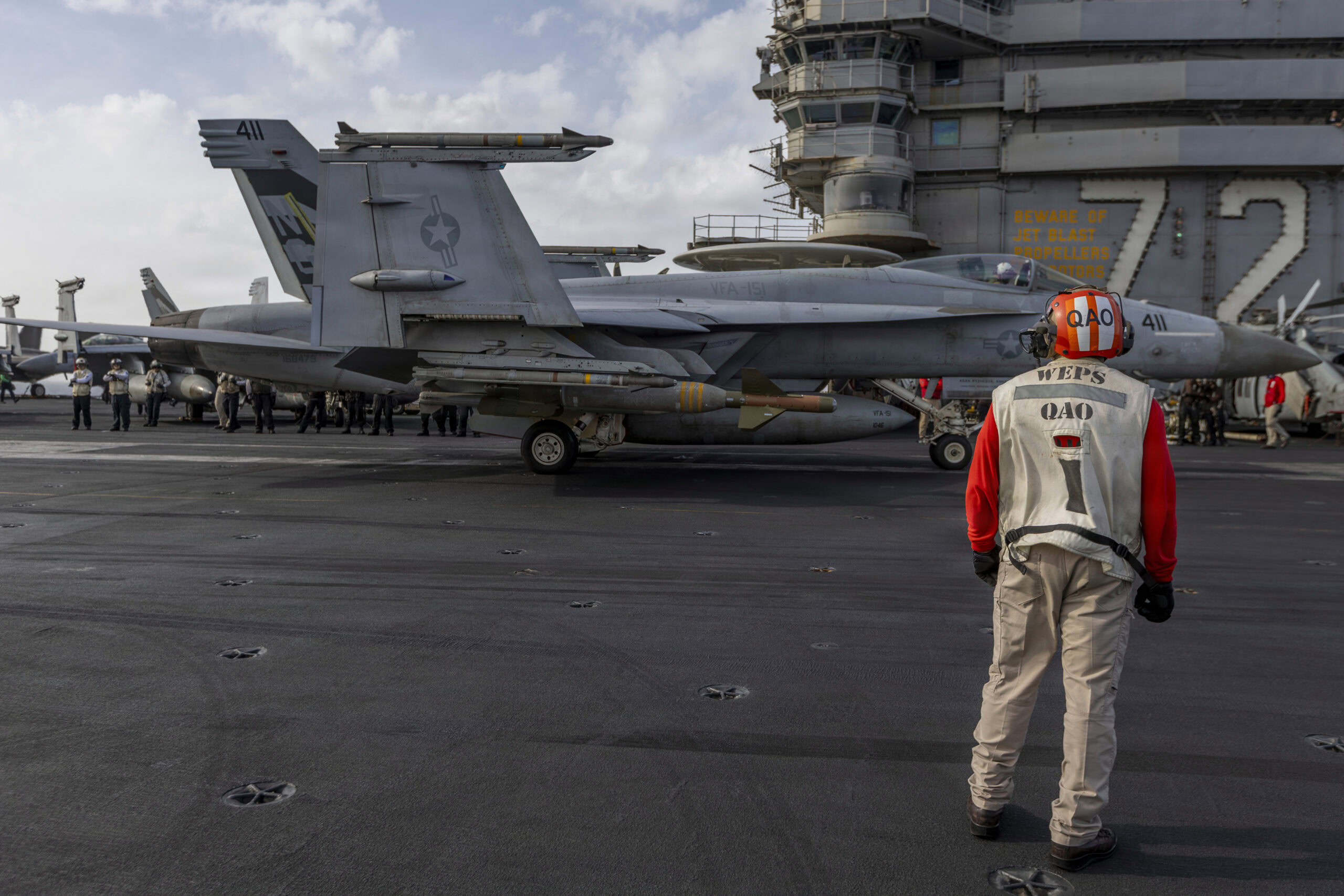一名美国水手观察一架F/A-18E超级大黄蜂,隶属于打击战斗机中队(VFA)151,在尼米兹级航母亚伯拉罕·林肯号(CVN 72)的飞行甲板上准备进行飞行操作,期间为史诗般的愤怒行动,2026年3月30日。(美国海军照片)
