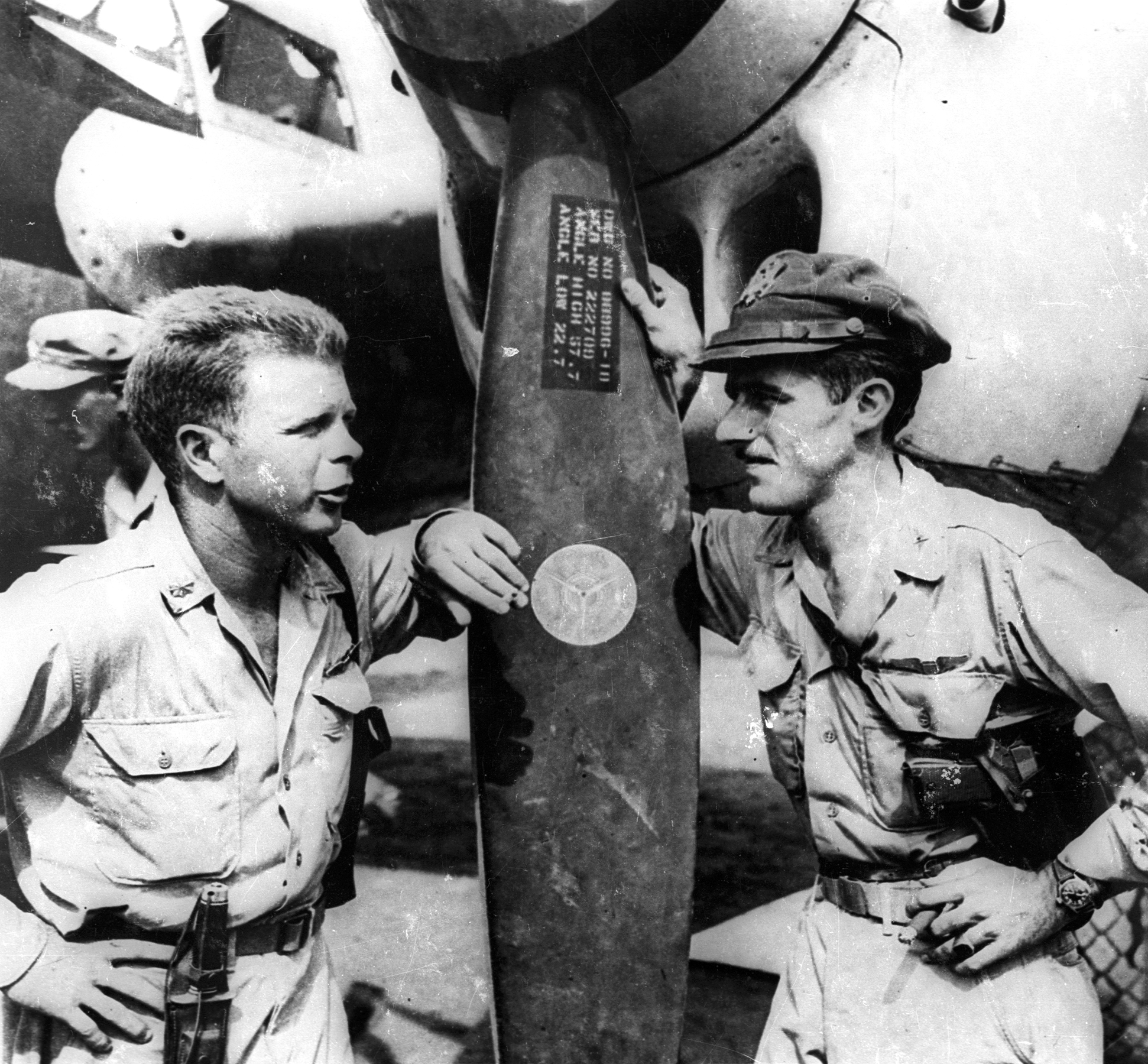 邦少校与麦圭尔（左）在菲律宾交谈，1944年11月15日。（空军）