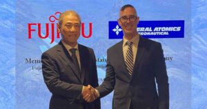 富士通有限公司的宫崎健一郎（左）与通用原子能全球的扎卡里·斯坦格签署了一份谅解备忘录。 (照片版权 © GA-ASI)