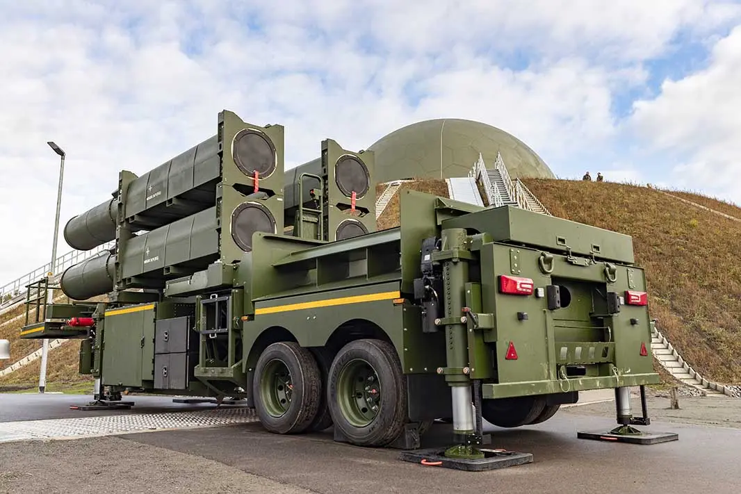 With the Arrow air defence system, the German Armed Forces achieved initial operational capability  in early December 2025. The launcher is in the front, and the radar system is in the back. [Photo ©Bw/Francis Hildemann]