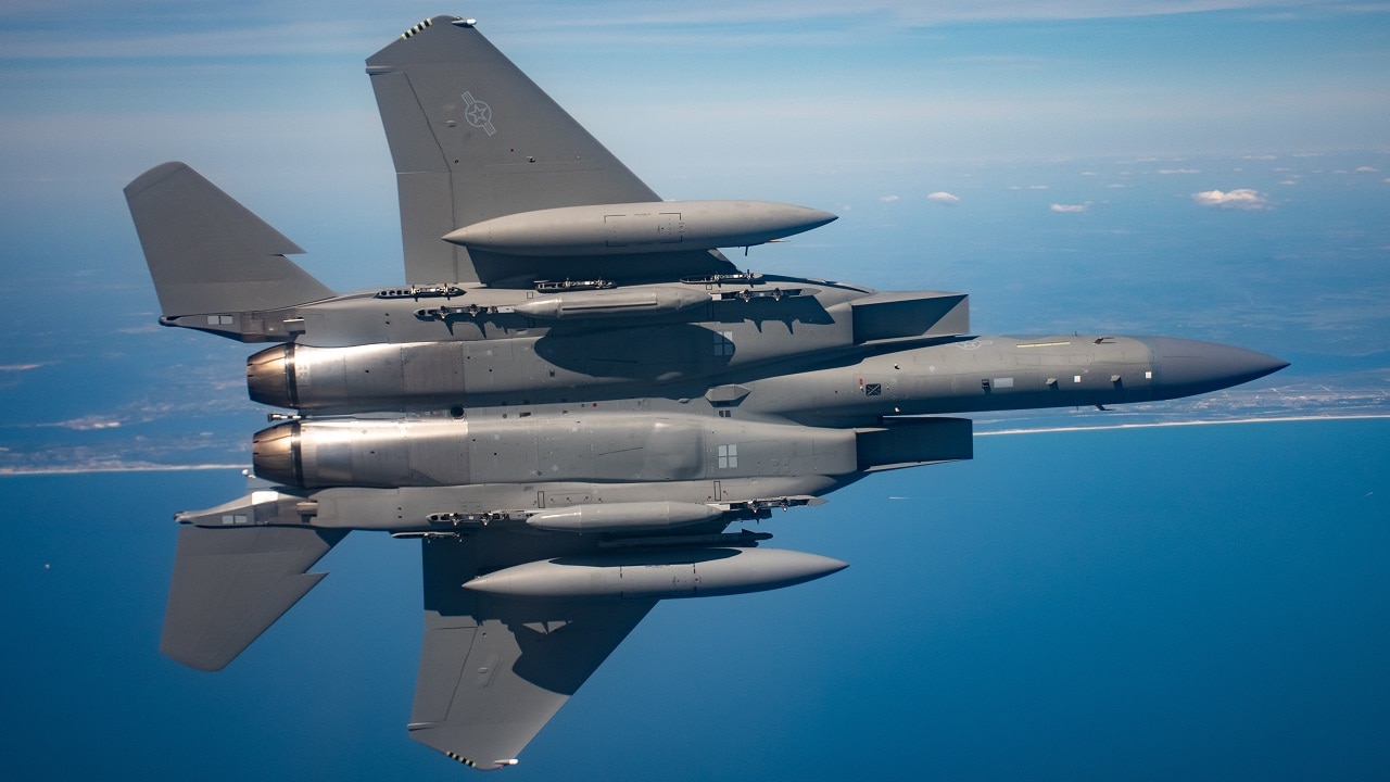 F-15EX Eagle II战斗机在嘉手纳附近的太平洋上空
