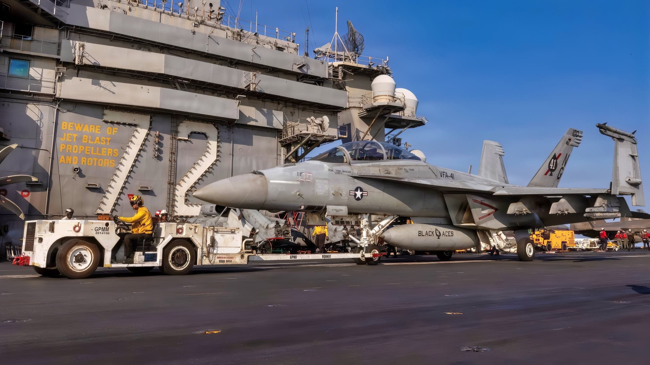 一架F/A-18F超级大黄蜂,隶属于打击战斗机中队(VFA)41,在尼米兹级航空母舰亚伯拉罕·林肯号(CVN 72)的飞行甲板上滑行,支持史诗般的愤怒行动,2026年3月6日。亚伯拉罕·林肯号被部署到美国第五舰队的作战区域,以支持中东的海洋安全和稳定。(美国海军照片)