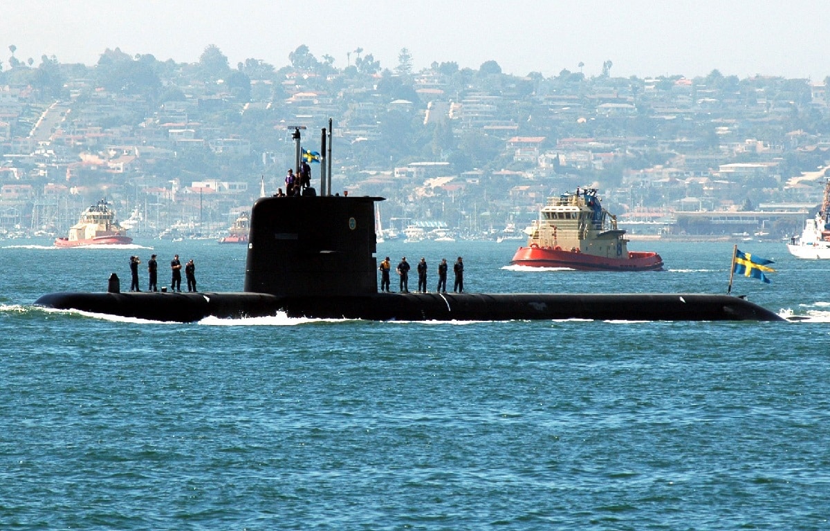 051001-N-0050T-017 San Diego (Oct. 1, 2005) - The Swedish diesel-powered attack submarine HMS Gotland transits through San Diego Harbor during the ÒSea and Air ParadeÓ held as part of Fleet Week San Diego 2005. Fleet Week San Diego is a three-week tribute to Southern California-area military members and their families. U.S. Navy photo by PhotographerÕs Mate 2nd Class Patricia R. Totemeier (RELEASED)