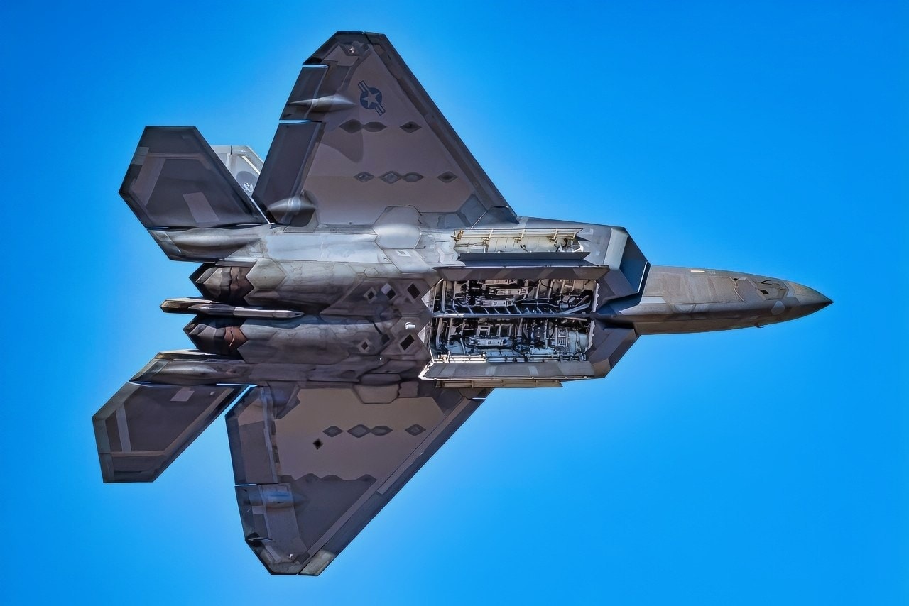 美国空军少校约书亚“卡博”·冈德森,F-22猛禽表演队指挥官和飞行员,在2022年4月3日智利圣地亚哥的FIDAE航空与贸易展彩排中执行武器舱门通过动作。F-22猛禽是一种多用途空中优势隐形战斗机,可以携带空对空导弹和GPS制导炸弹的组合。(美国空军照片由士官唐·哈德森提供)
