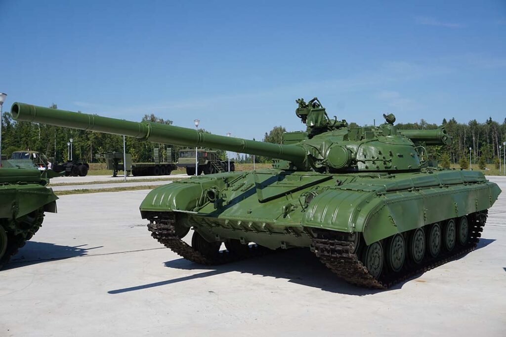 A T-64B, which received the 2A46-1 125 mm smoothbore gun, which was also provided with GLATGMs and APFSDS rounds among its ammunition loadout. [RecoMonkey]