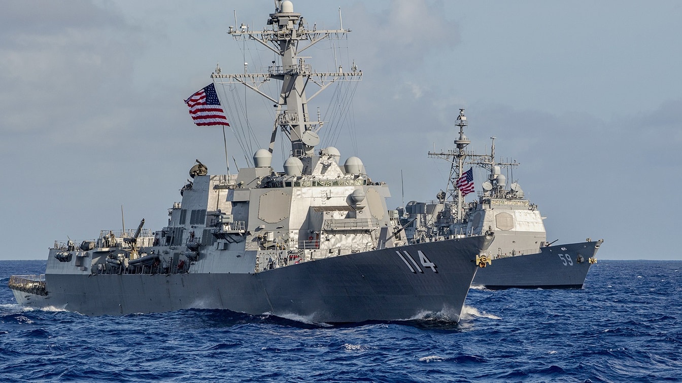 阿利·伯克级导弹驱逐舰USS Ralph Johnson (DDG 114)与提康德罗加级导弹巡洋舰USS Princeton (CG 59)在尼米兹号和西奥多·罗斯福号航母打击群（CSG）进行双航母行动时编队航行。双航母行动统一了两个独立CSG的战术力量，为舰队指挥官提供了无与伦比的、统一的可信作战力量，能够无限期地进行作战。CSG正在按计划部署到印太地区。