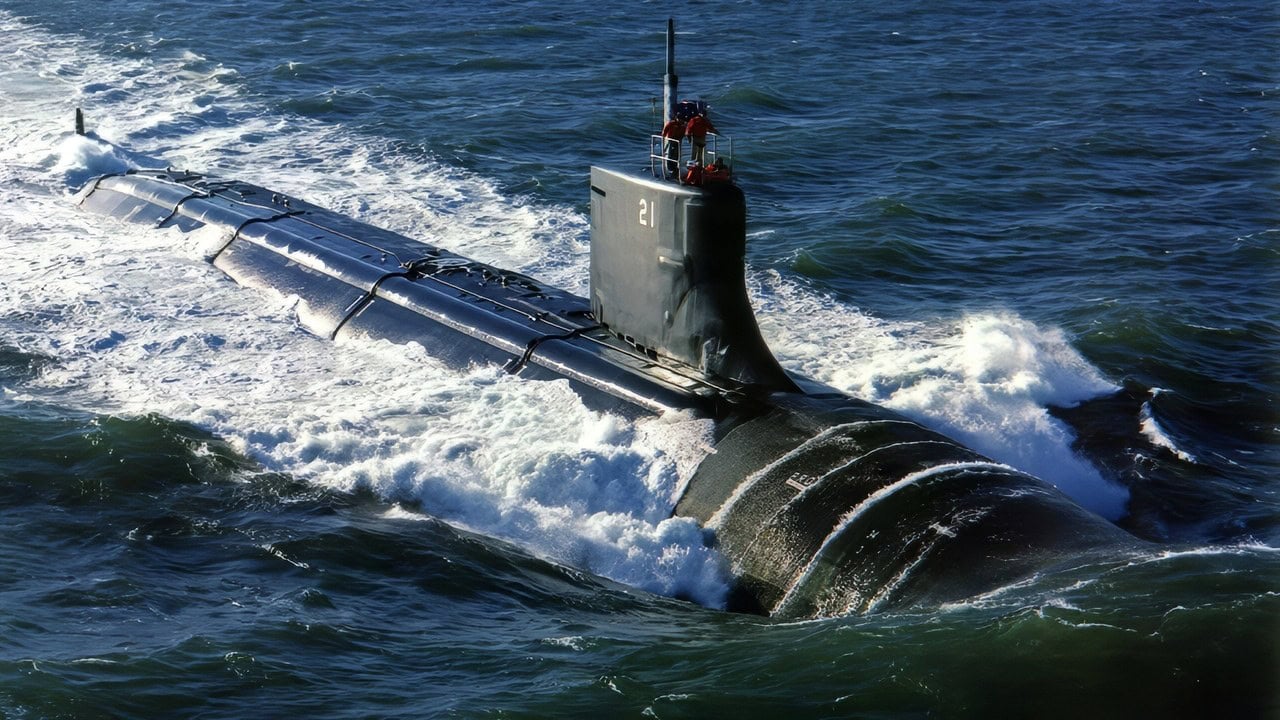 国家最新和最先进的攻击潜艇海狼号（SSN 21）于1996年7月3日在纳拉根塞特湾作业区进行首次海上试验。海上试验包括对海狼号推进系统的各种测试以及潜艇首次在水下航行。海狼号代表了海军最先进的静音技术、武器、战术能力和通信。海狼号计划于今秋交付海军并正式服役。美国海军照片，感谢通用动力公司。