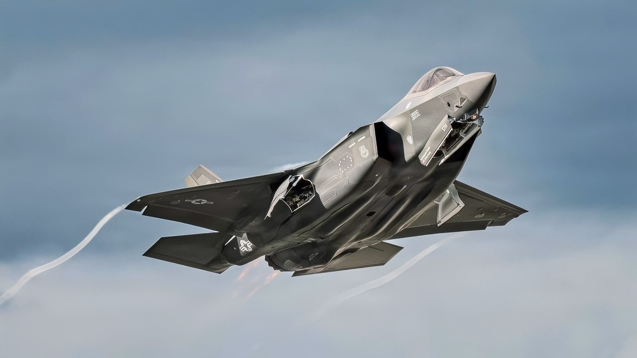 一架隶属于第6武器中队的美国空军F-35闪电II在内华达州内利斯空军基地起飞，支持美国空军武器学校整合（WSINT）任务，2025年11月18日。WSINT结合多种飞机、领域和任务集，以动态问题解决挑战参与者。（美国空军照片，由高级空军士兵劳伦·克莱文格提供）