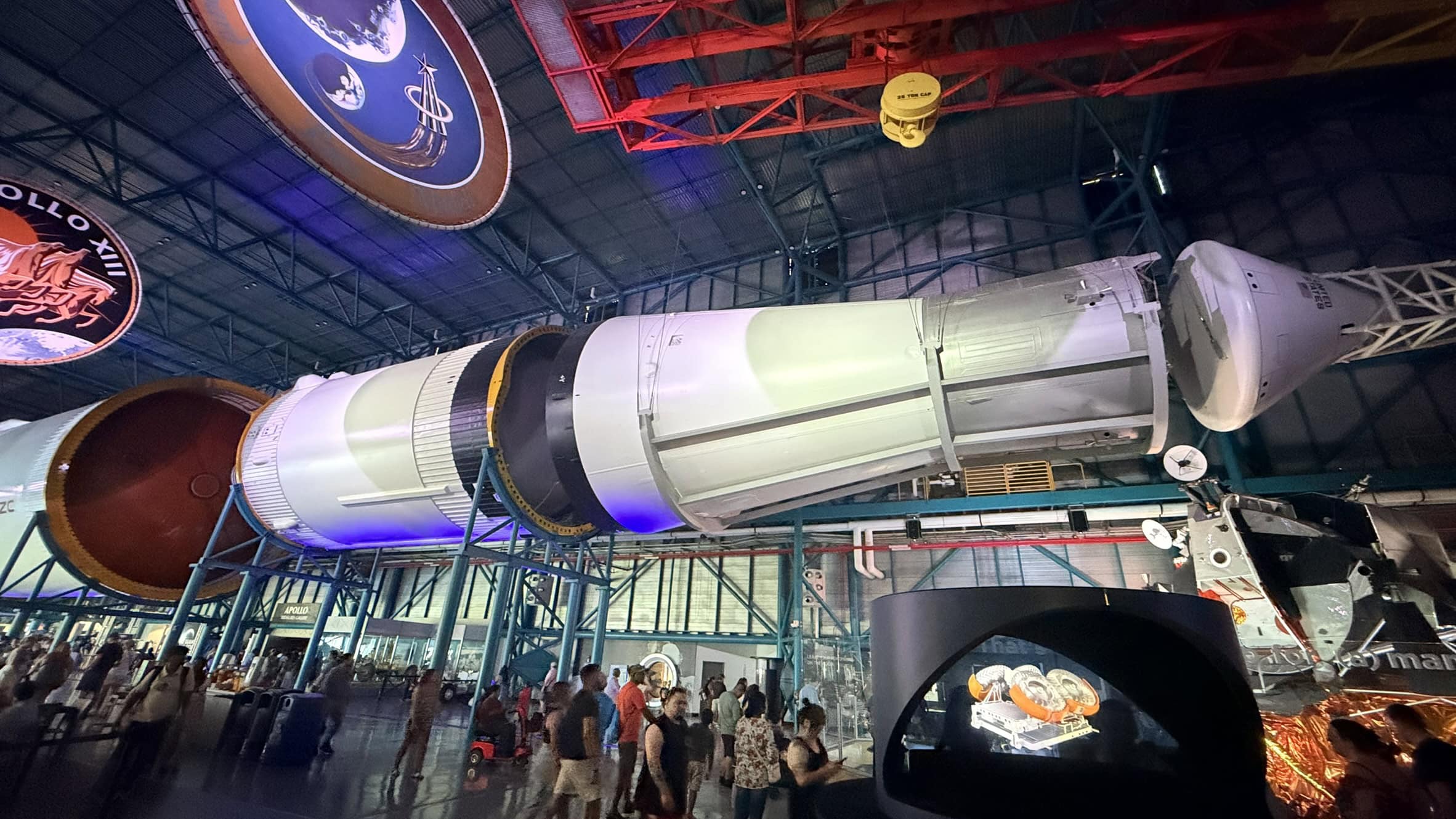 阿波罗11号和土星五号展览在肯尼迪航天中心。拍摄于2026年6月28日，来源于19FortyFive.com
