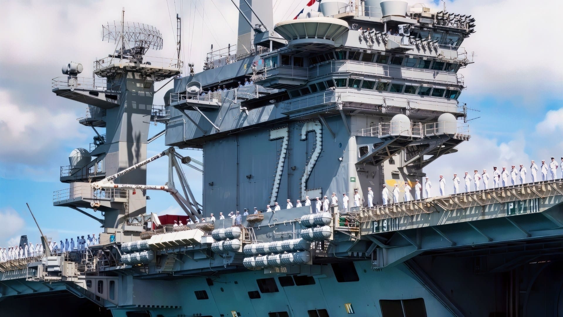 （2022年6月28日）– 尼米兹级航母亚伯拉罕·林肯号（CVN 72）于6月28日抵达珍珠港-希卡姆联合基地，参加2022年环太平洋演习（RIMPAC）。26个国家、38艘舰艇、4艘潜艇、超过170架飞机和25,000名人员将于6月29日至8月4日在夏威夷群岛及南加州周边参加RIMPAC。作为世界上最大的国际海上演习，RIMPAC提供了独特的训练机会，同时促进和维持参与者之间的合作关系，这对确保海上航道的安全和全球海洋的安全至关重要。RIMPAC 2022是自1971年开始的系列演习中的第28次。（美国海军照片，由一等通讯专家德文·M·兰格拍摄）