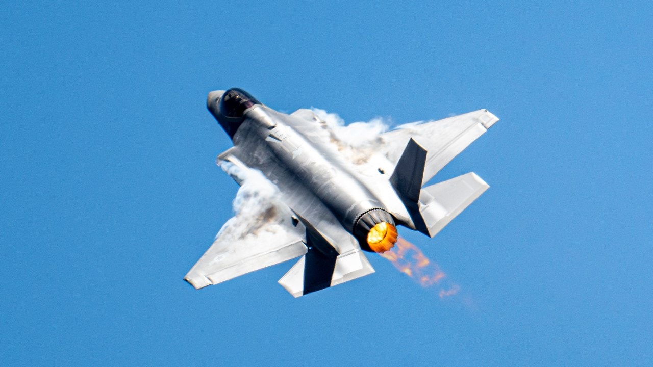 美国空军梅兰妮“Mach”克鲁斯纳少校，F-35A演示团队的飞行员，在2025年7月19日于俄勒冈州金斯利空军基地的“翅膀与鹰”航展上进行空中机动。演示团队在全国范围内巡回展示世界上最先进的第五代战斗机的力量和精确性。（美国空军照片，由尼古拉斯·鲁皮珀上士拍摄）