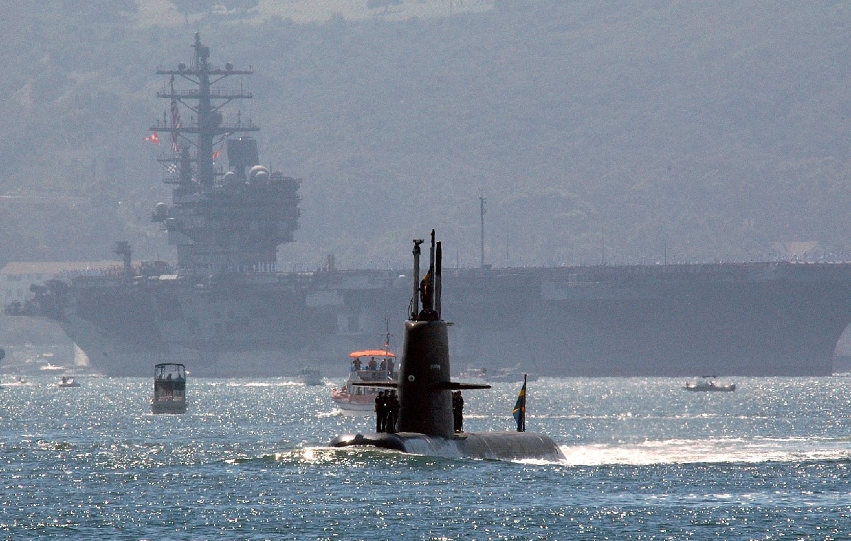 355 San Diego (Oct. 1, 2005) The Swedish diesel-powered attack submarine HMS Gotland transits through San Diego Harbor with the Nimitz-class aircraft carrier USS Ronald Reagan (CVN 76) following close behind during the ÒSea and Air ParadeÓ held as part of Fleet Week San Diego 2005. Fleet Week San Diego is a three-week tribute to Southern California-area military members and their families. U.S. Navy photo by Photographer's Mate 1st Class Michael Moriatis (RELEASED)