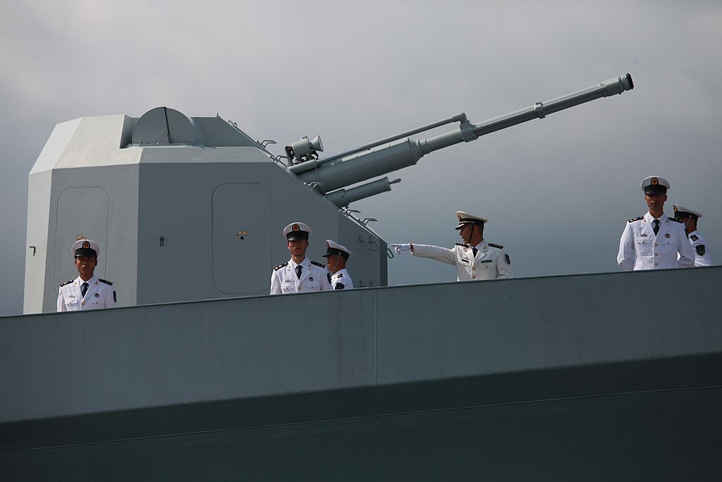 2012年4月30日，中国海军军人在香港的中国导弹护卫舰云城号上准备就绪，旁边是一件大型武器。(Aaron Tam/AFP via Getty Images)