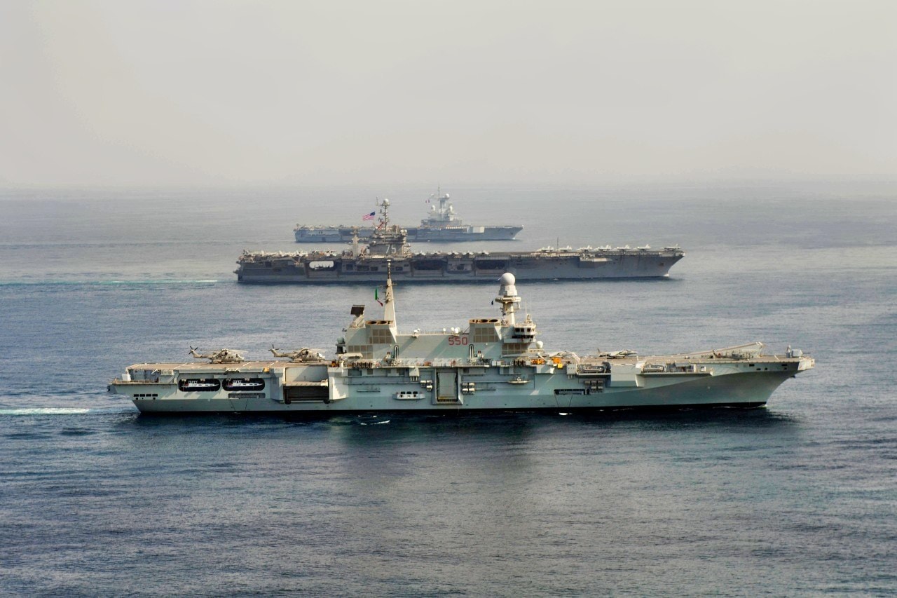 （2014年1月3日）意大利海军航母ITS Cavour（CVH 550）在前，哈里·S·杜鲁门号航母（CVN 75）和法国海军航母戴高乐号（R 91）在阿曼湾进行演习。哈里·S·杜鲁门号作为哈里·S·杜鲁门航母打击群的旗舰，正在与473任务组进行联合演习，以增强合作与互操作性，提高海上能力，并促进美国第五舰队责任区的长期区域稳定。（美国海军照片，由海军通讯专家3级伊桑·M·舒马赫拍摄/发布）