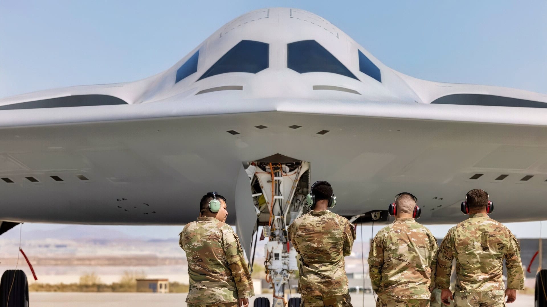 美国空军912航空维修中队的空军人员准备回收第二架于2025年9月11日抵达加利福尼亚州爱德华空军基地进行测试和评估的B-21突袭者。第二架测试飞机的到来为维护人员提供了宝贵的实践经验，帮助他们熟悉将支持未来作战中队的工具、数据和流程。(美国空军照片，摄影：凯尔·布雷泽)