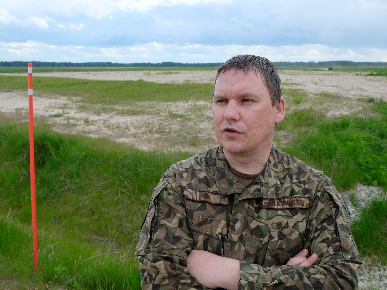拉脱维亚自主系统能力中心负责人莫德里斯·凯里什斯（Maj. Modris Kairišs）于2026年5月26日在Sēlija训练区的无人机测试场前站立。 (Rudy Ruitenberg/staff)