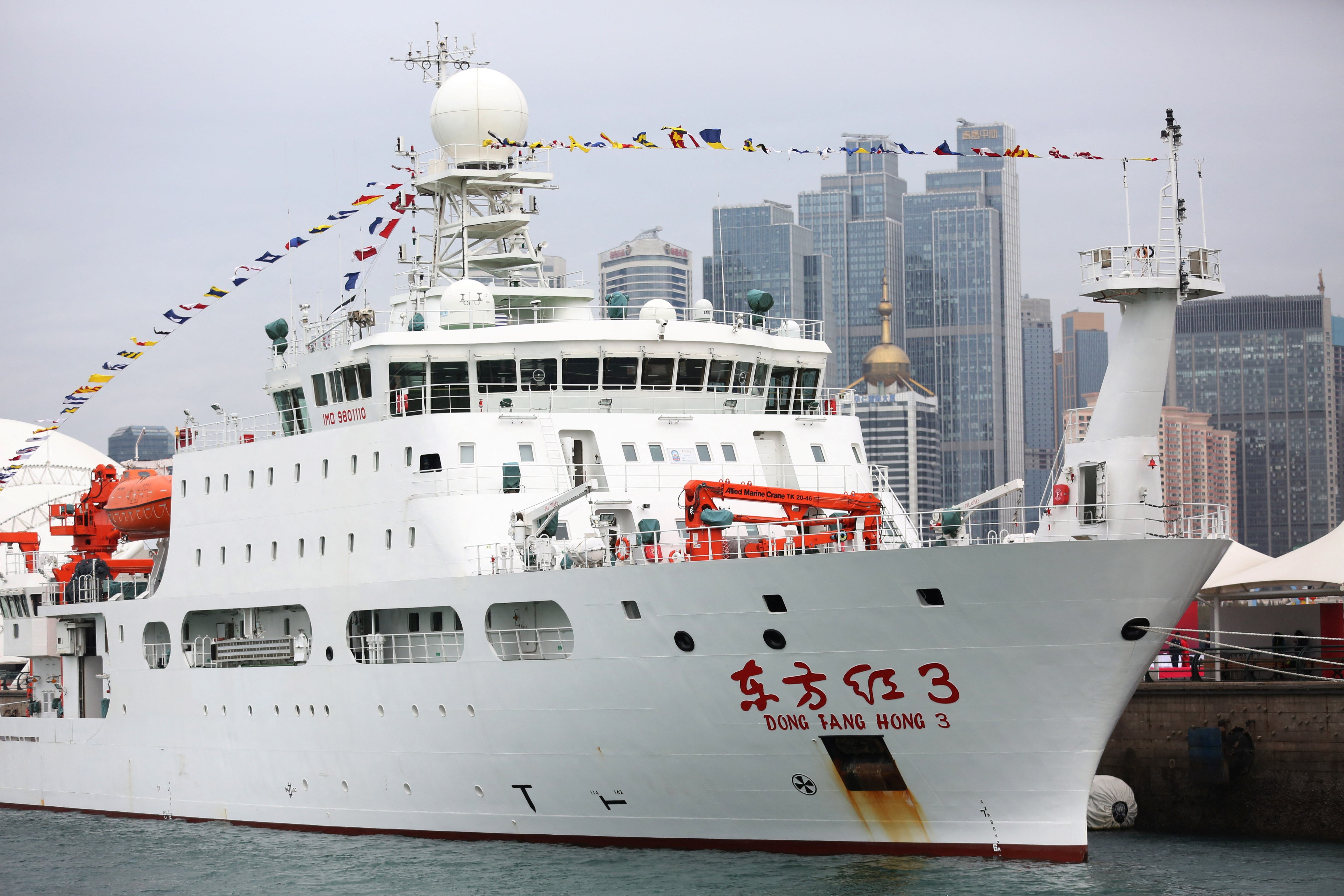东方红3号，一艘深海研究船，停靠在中国山东省青岛的码头。(cnsphoto via Reuters)